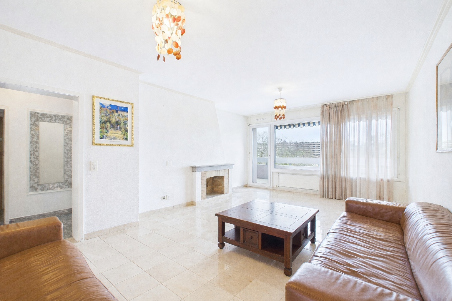 Helles Wohnzimmer mit Balkonblick