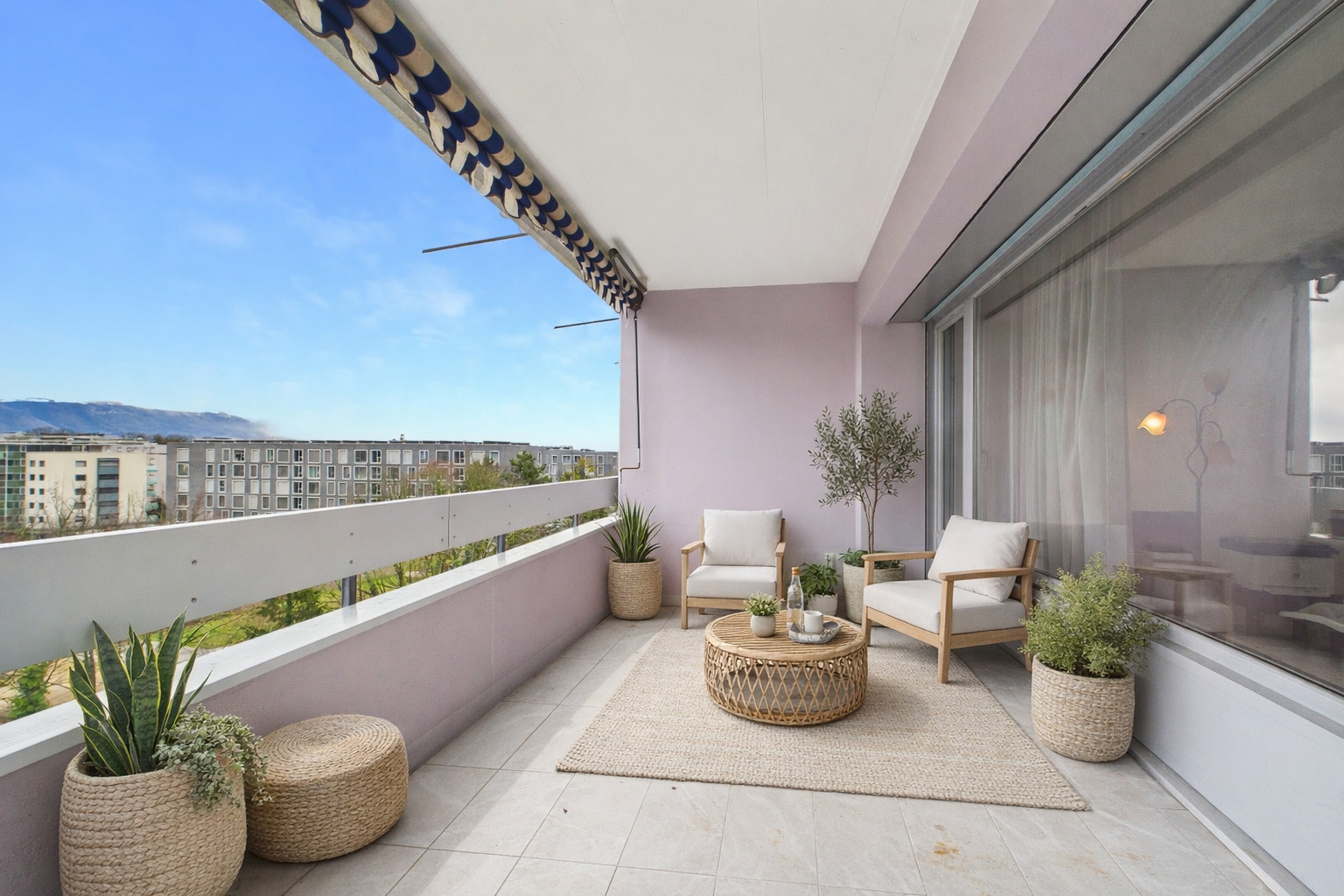 Balkon mit Lounge-Möbeln und Pflanzen