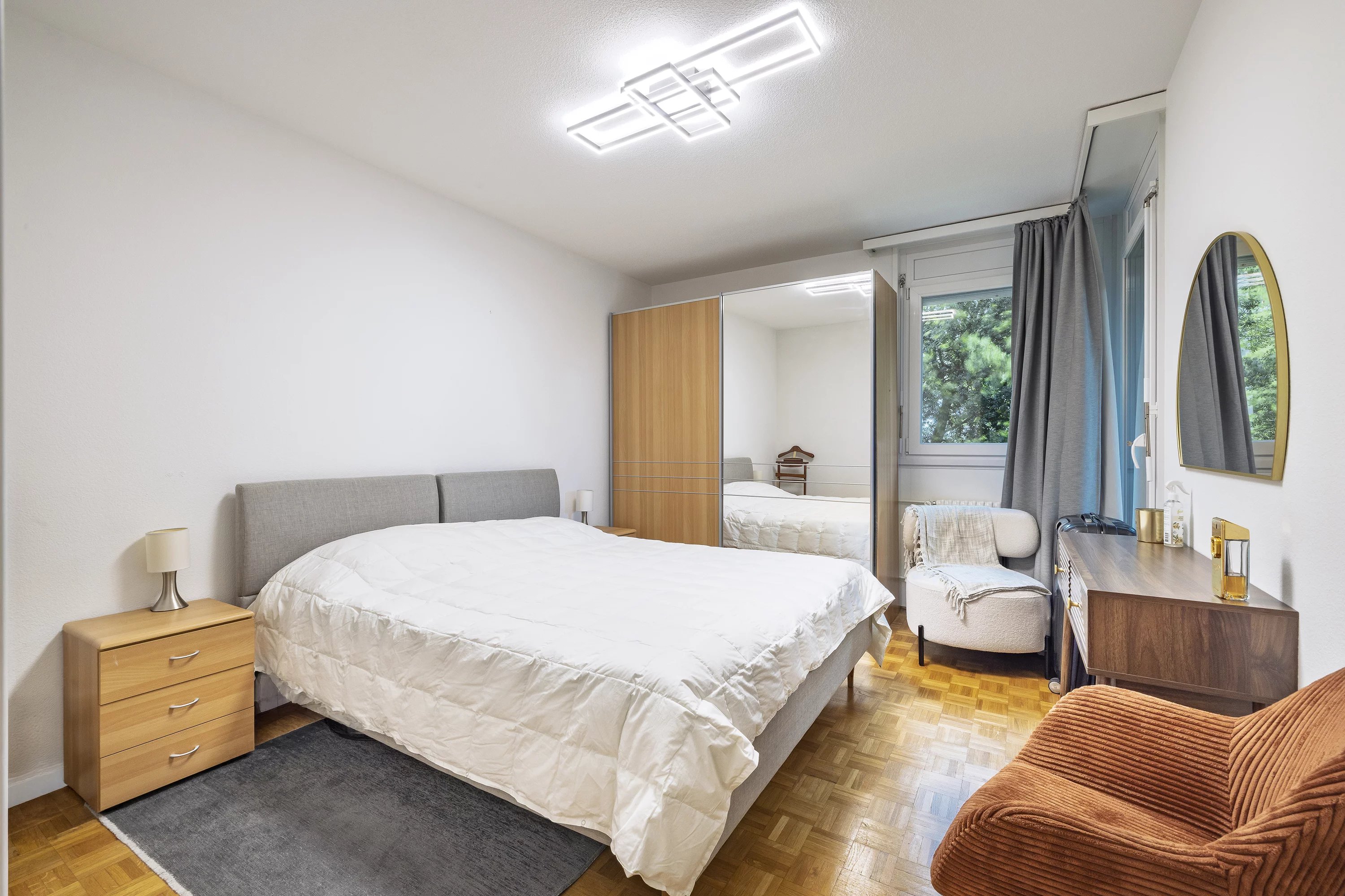 Helles Schlafzimmer mit modernem Mobiliar