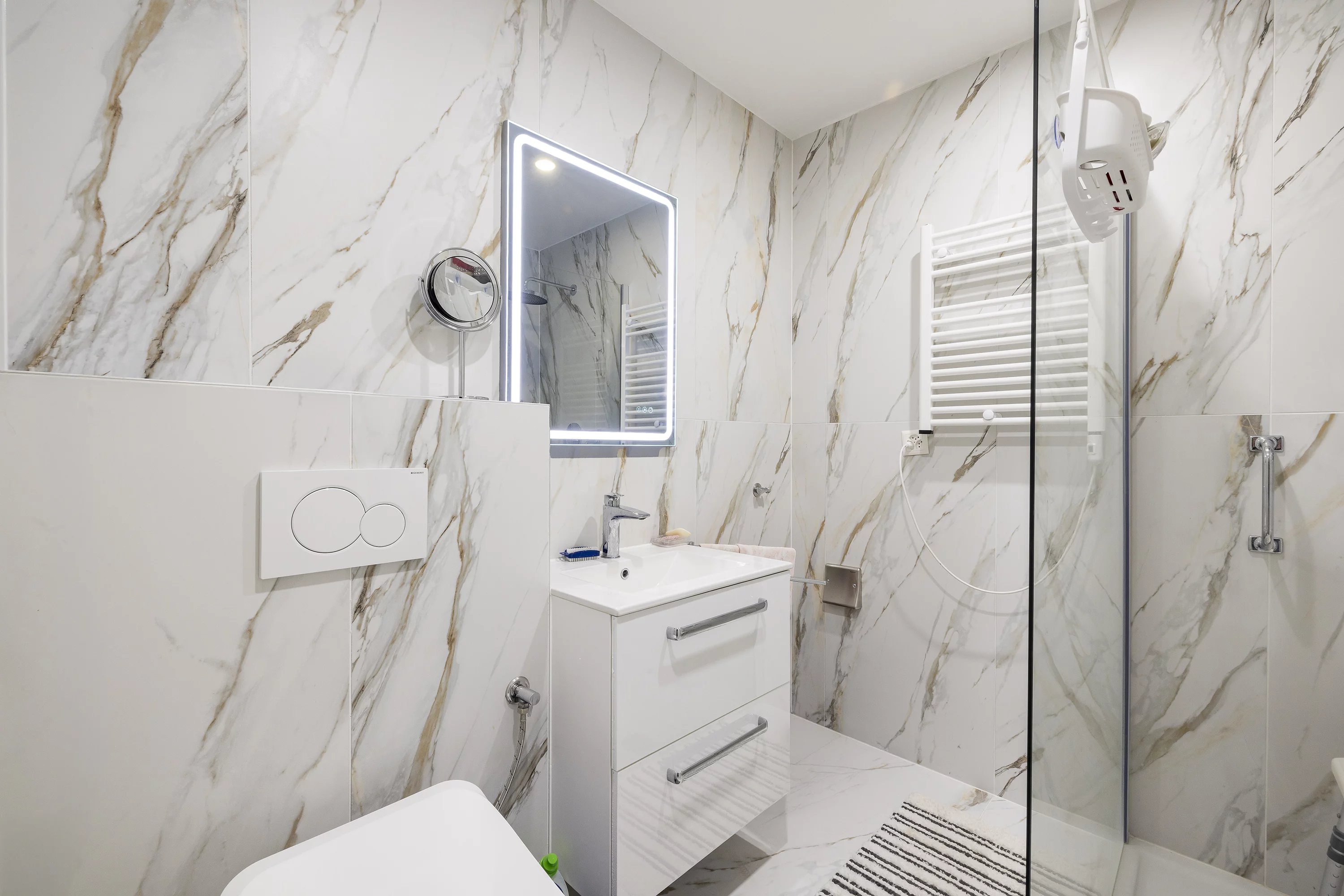 Modernes Badezimmer mit begehbarer Dusche