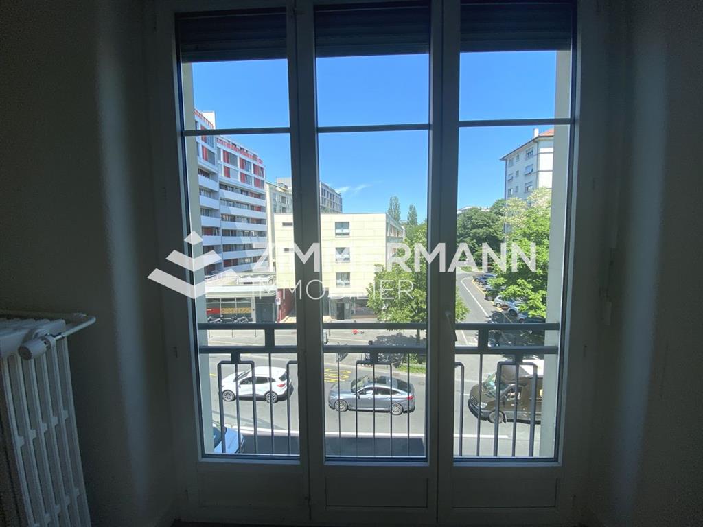 Blick durch ein großes Fenster auf die Straße