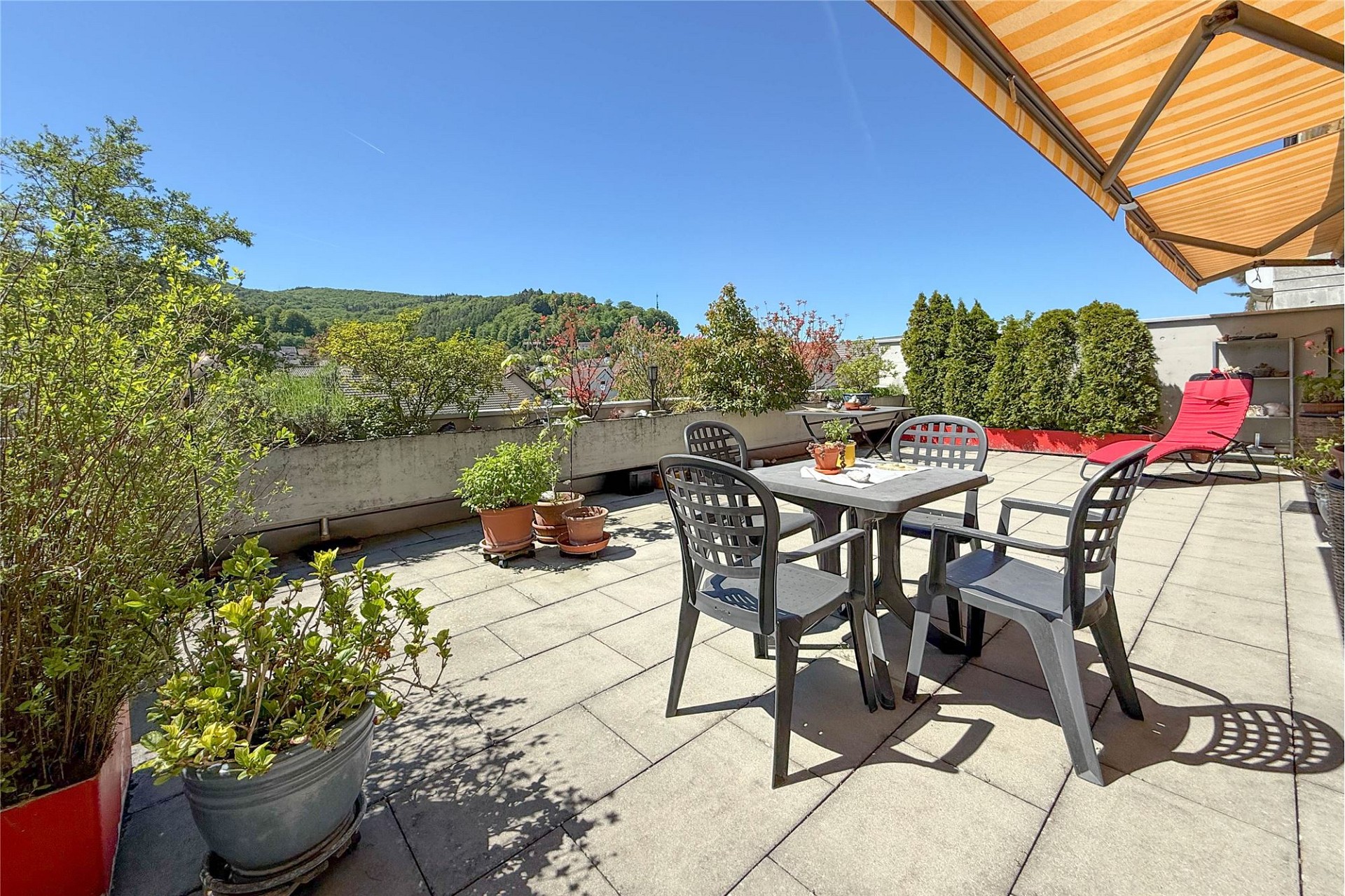 Sonnige Dachterrasse mit Sitzgruppe