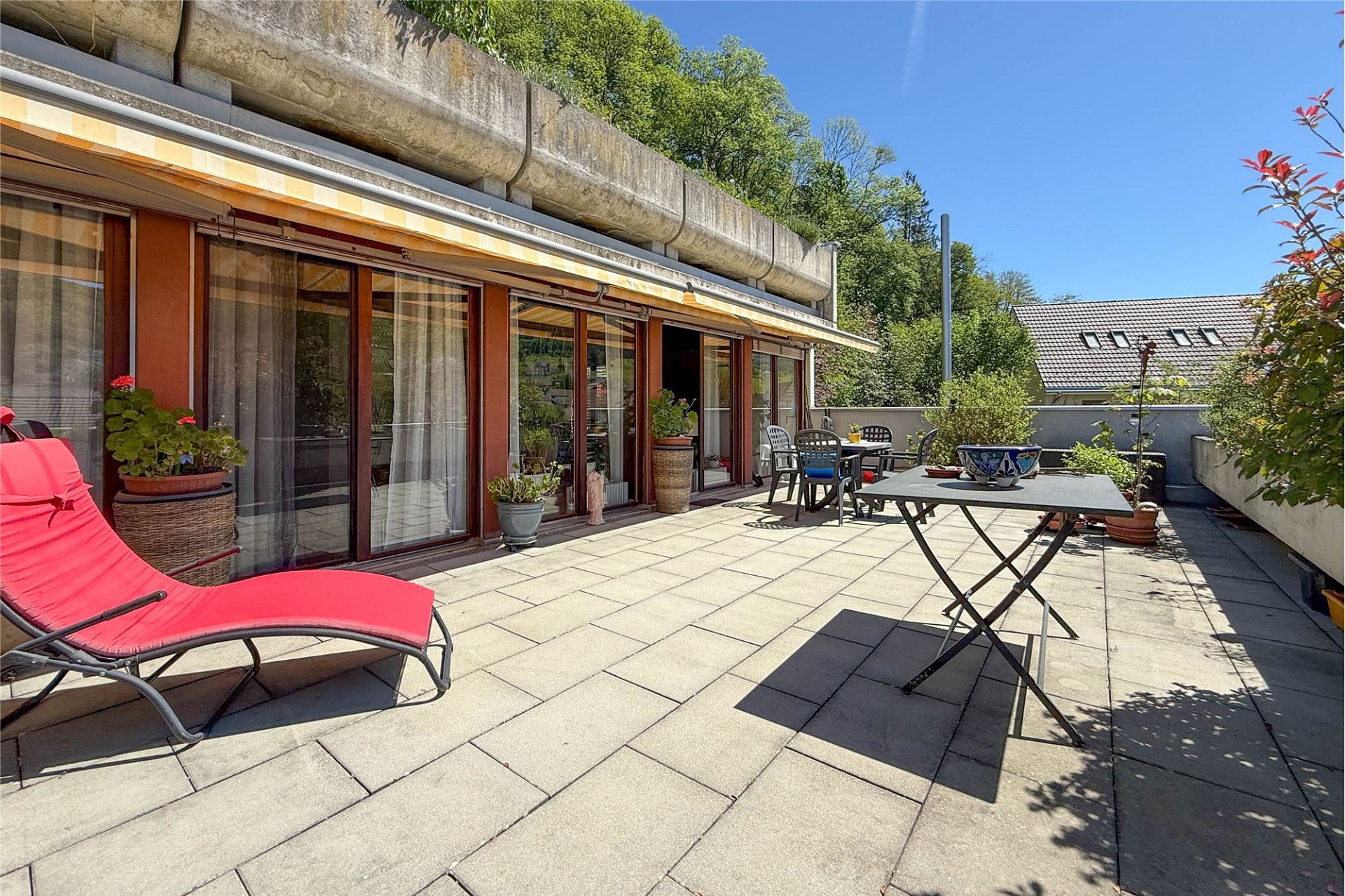 Große Dachterrasse mit Sitzbereich