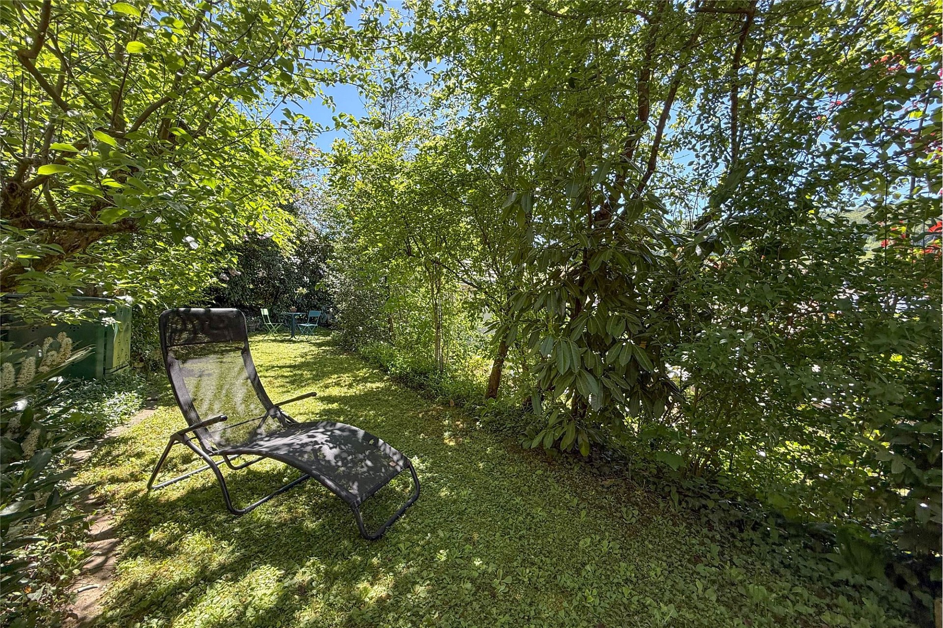 Grüner Garten mit Liege