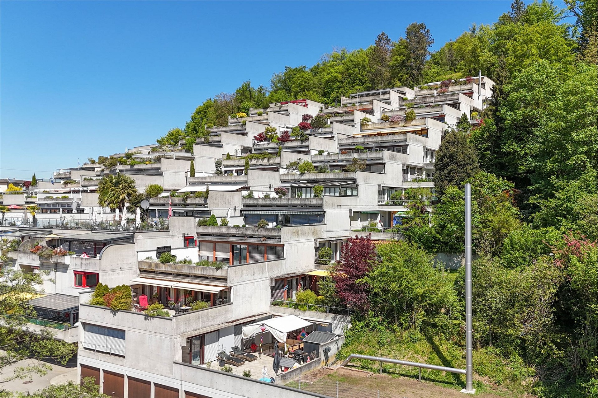 Terrassenförmige Wohnanlage am Hang