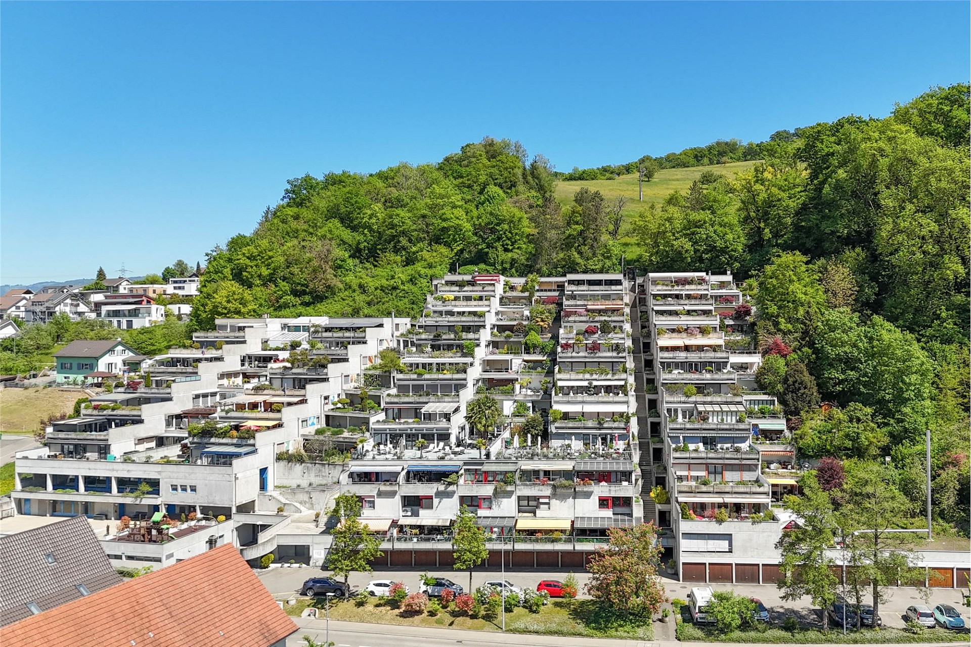 Terrassenwohnanlage am grünen Hang