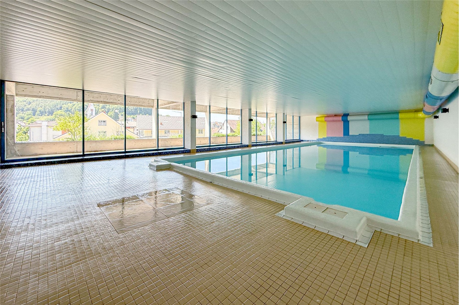 Innenpool in einem hellen Schwimmbadraum