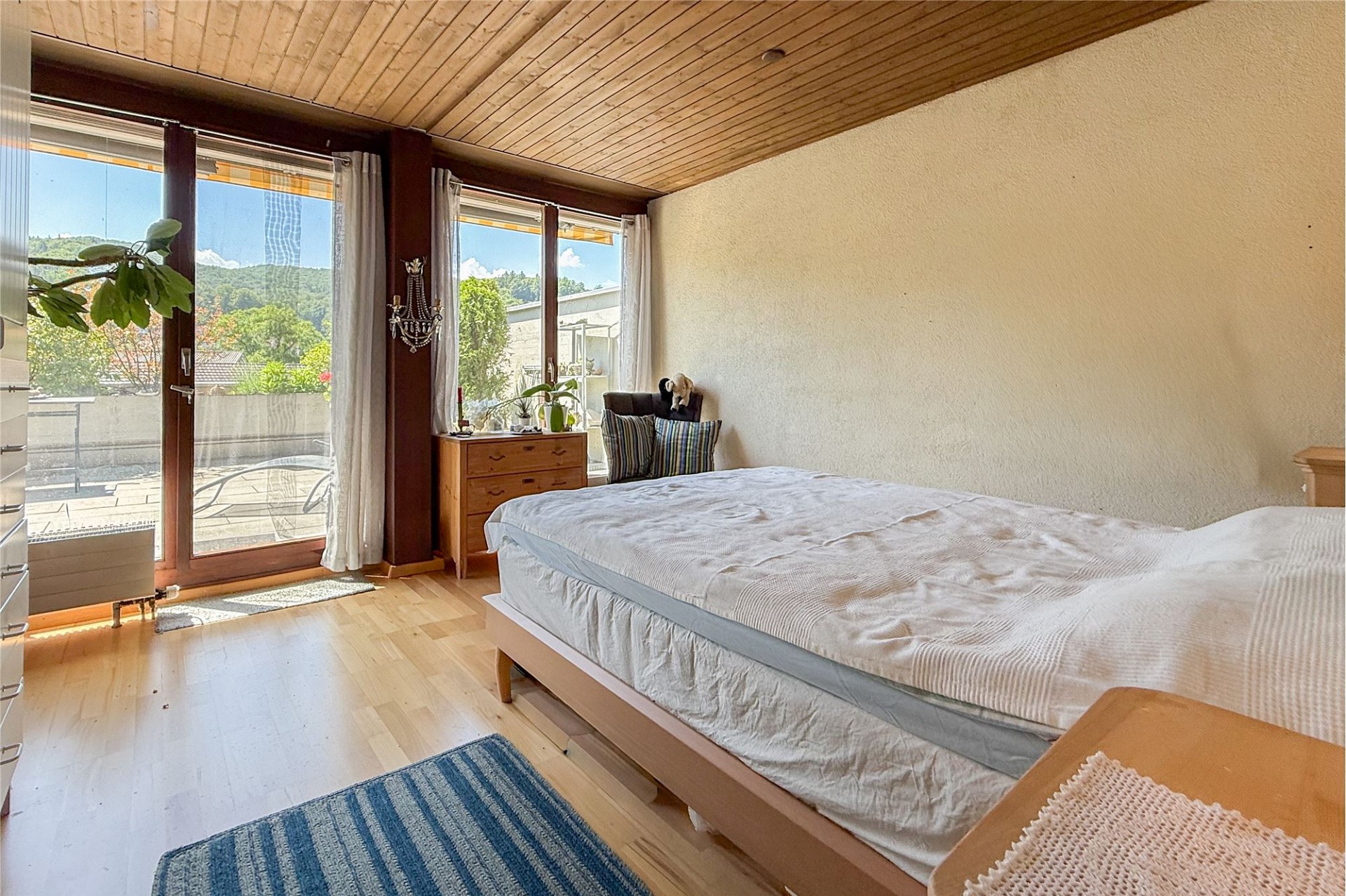 Helles Schlafzimmer mit Balkonzugang