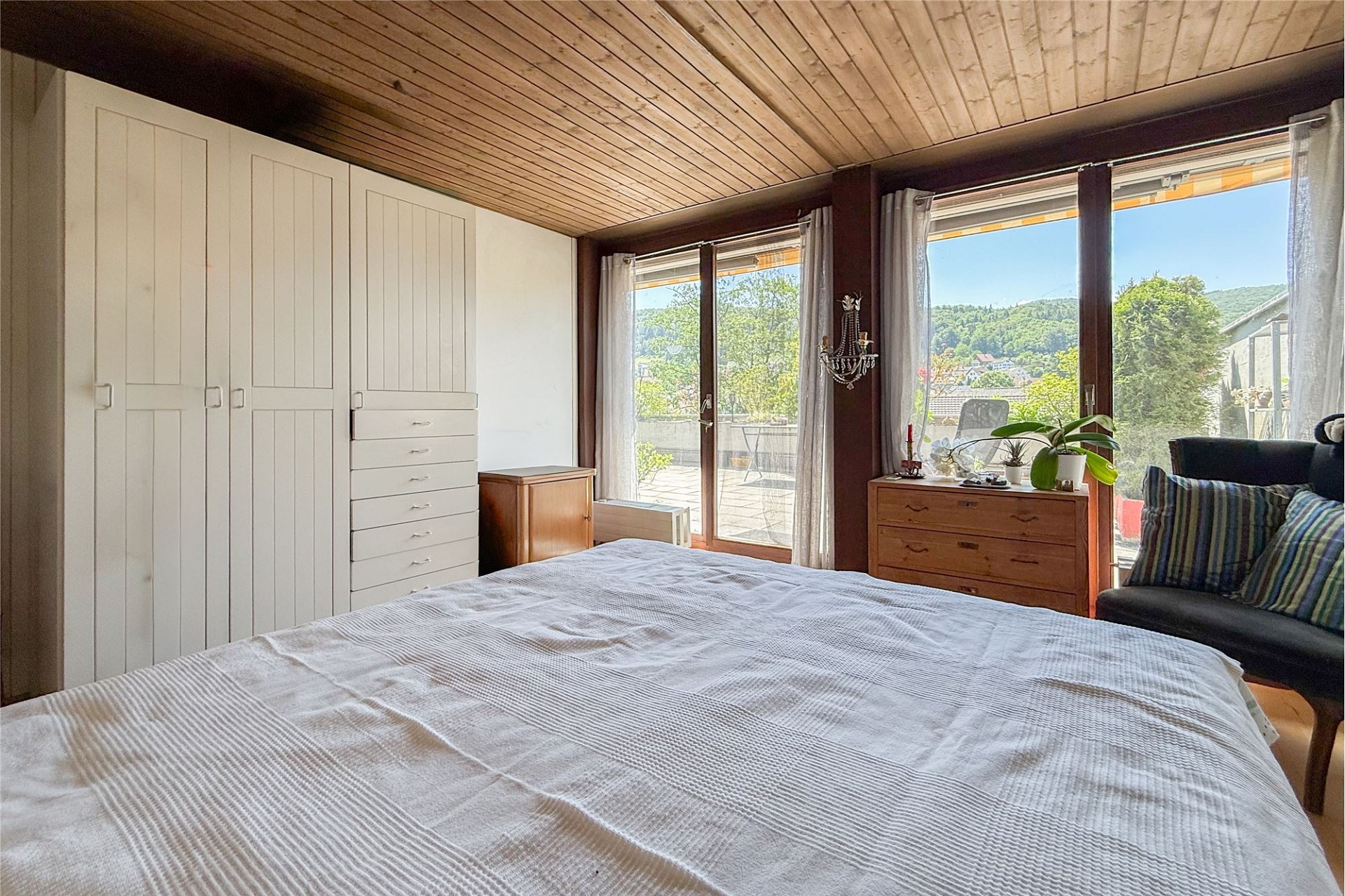 Helles Schlafzimmer mit Blick ins Grüne
