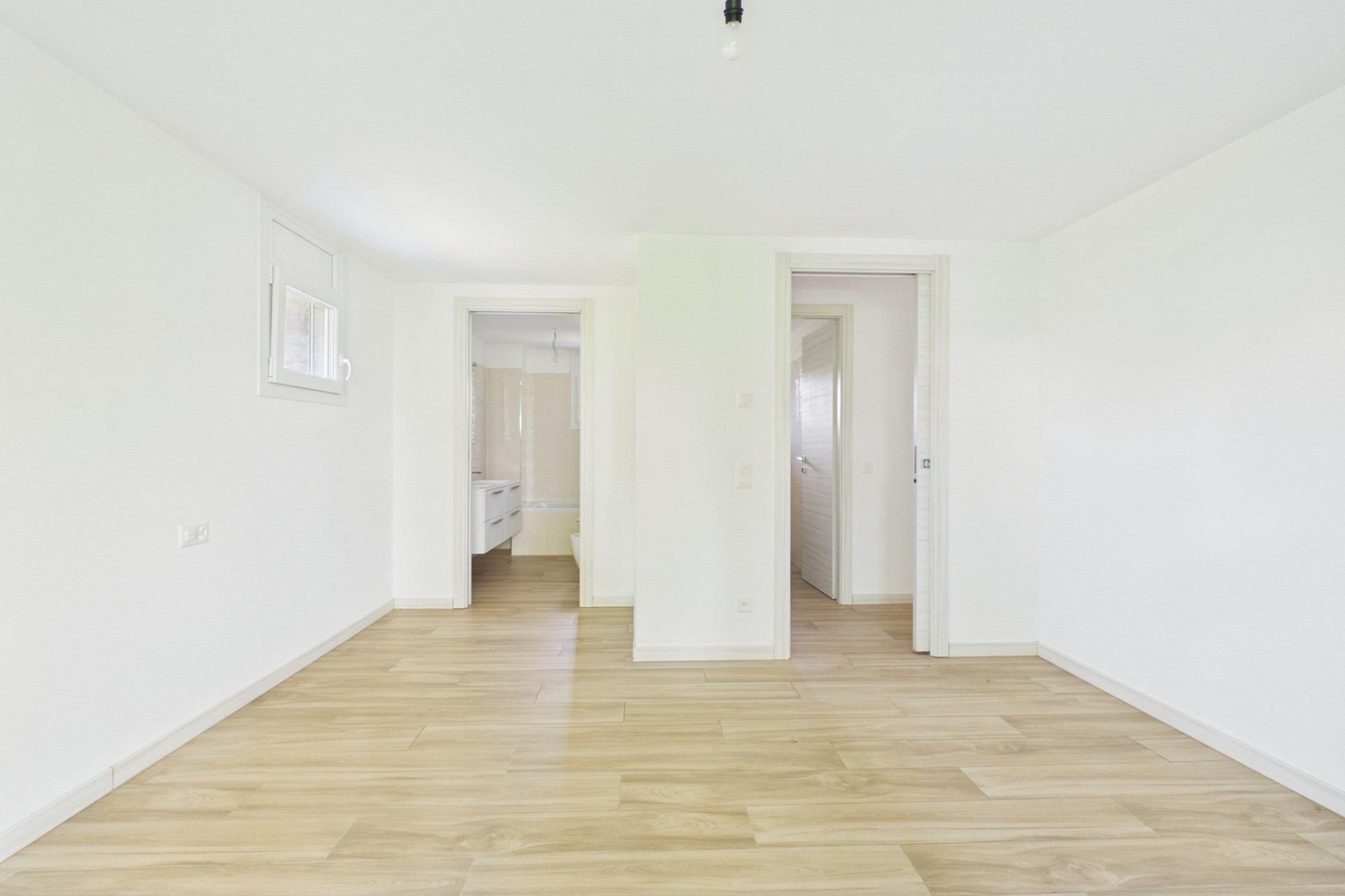 Heller leerer Raum mit Holzoptik-Boden