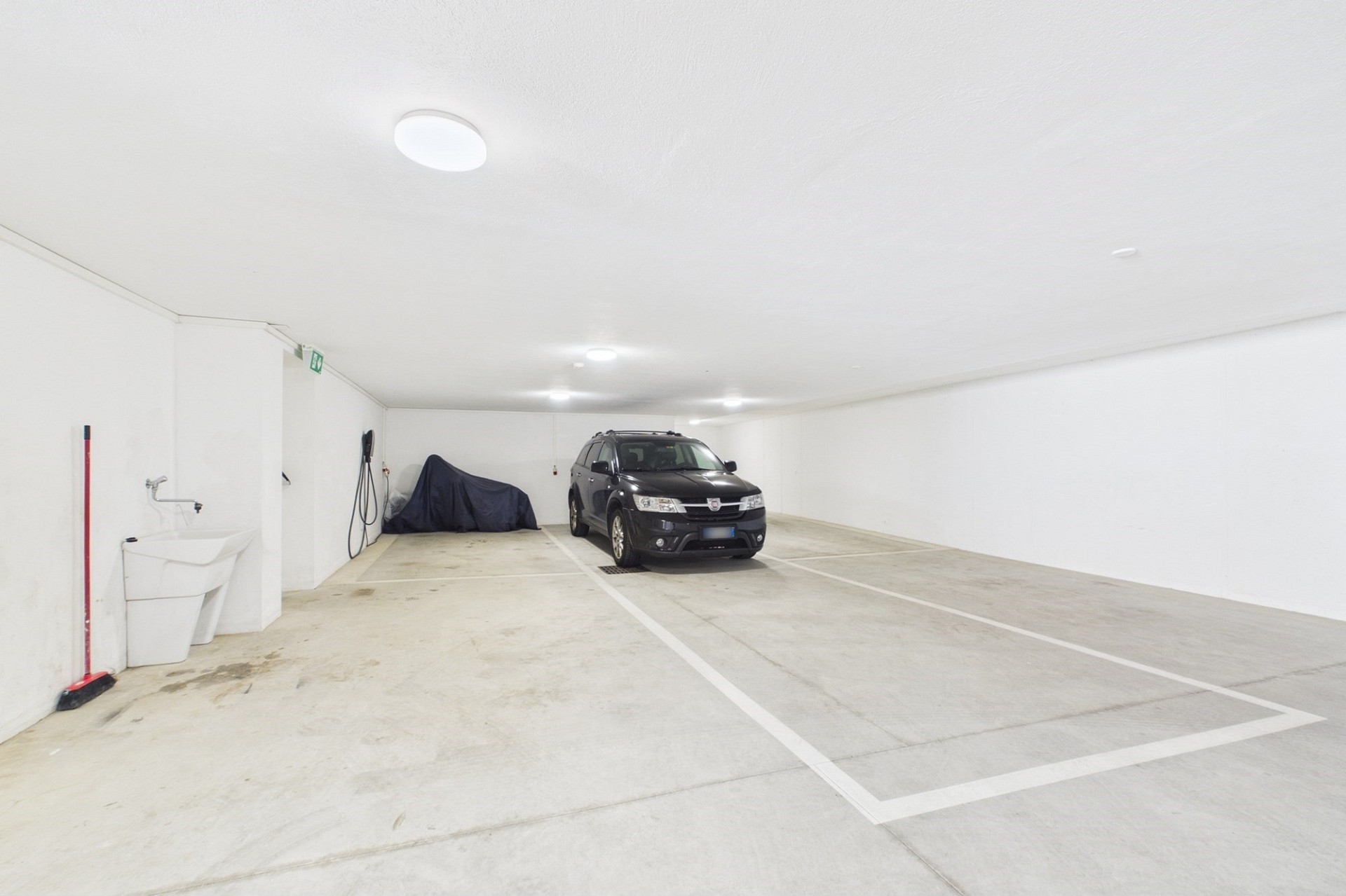 Tiefgarage mit Fahrzeug und Waschbereich