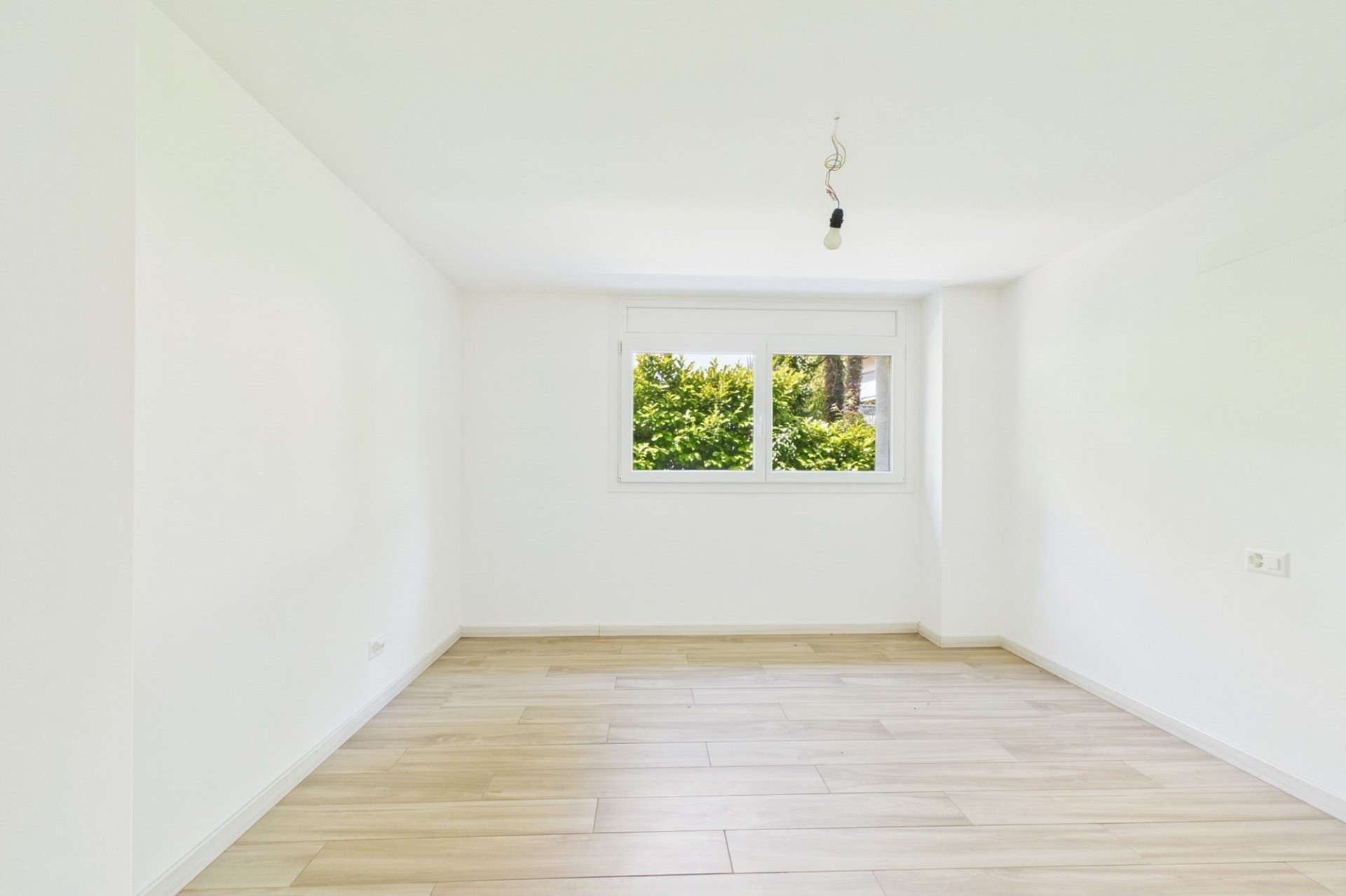 Heller leerer Raum mit Fenster