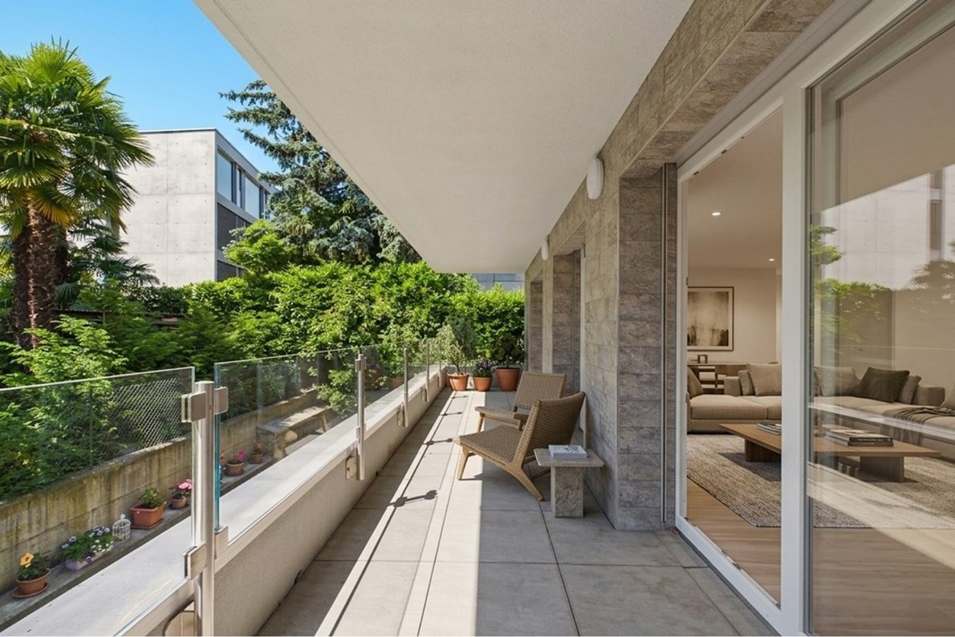 Großer Balkon mit Gartenblick