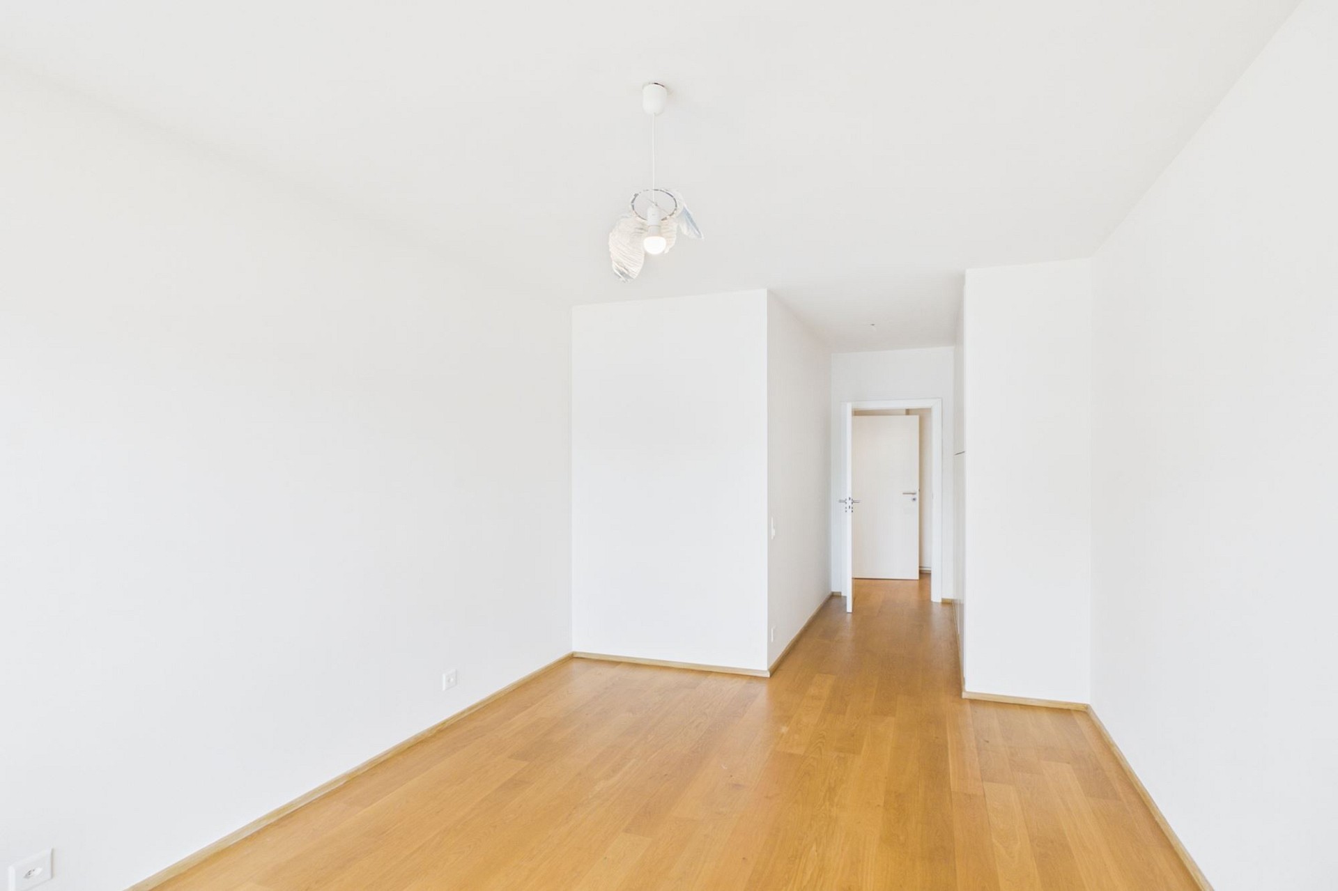 Heller leerer Innenraum mit Holzfußboden