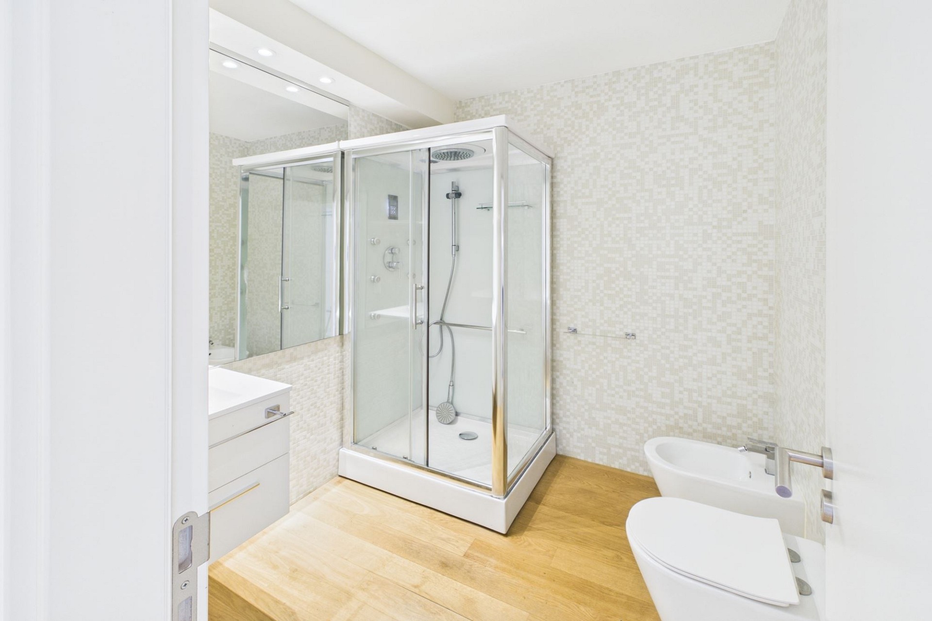 Modernes Badezimmer mit Dusche und Bidet