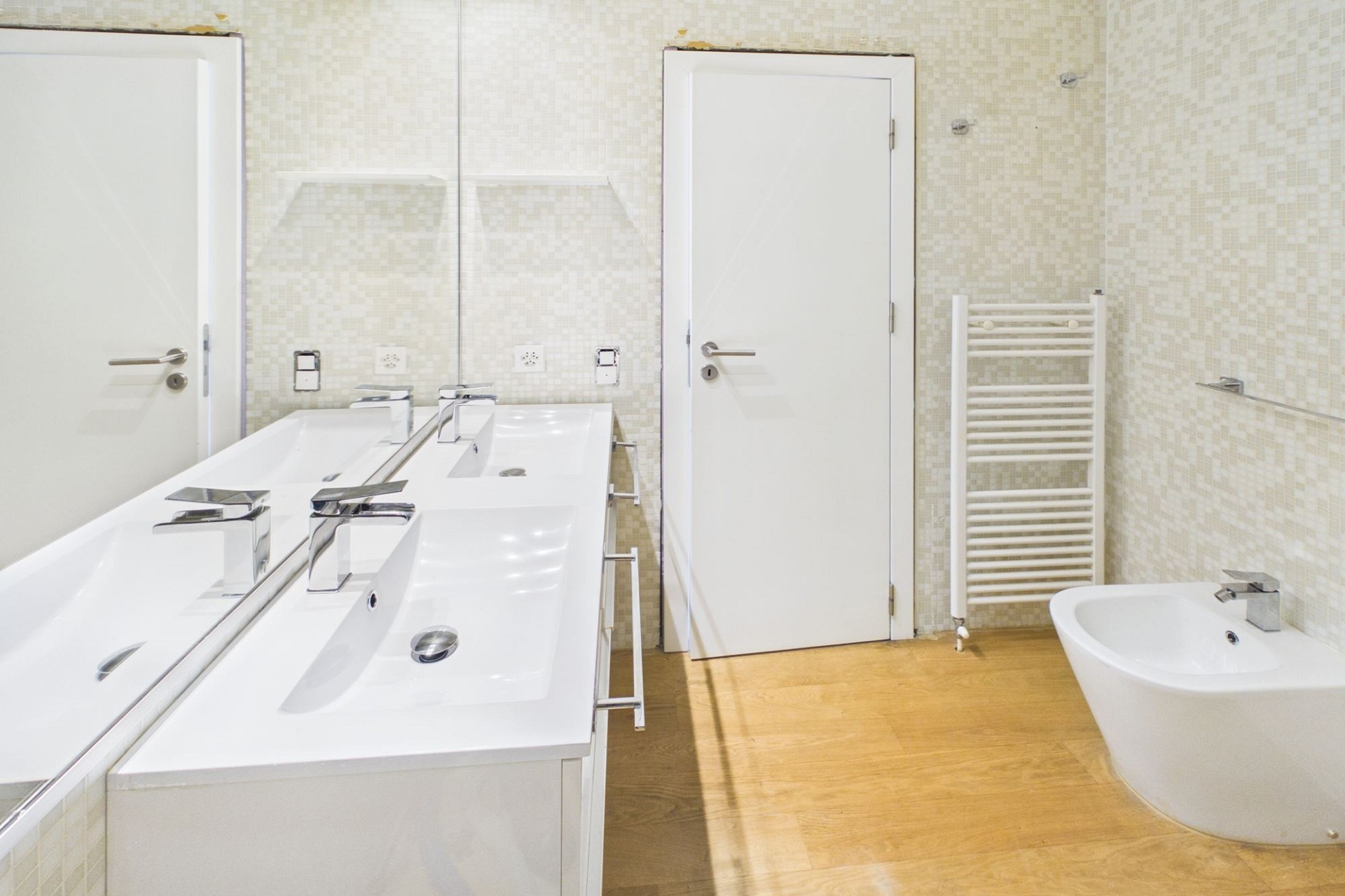 Helles Badezimmer mit Doppelwaschtisch und Badewanne