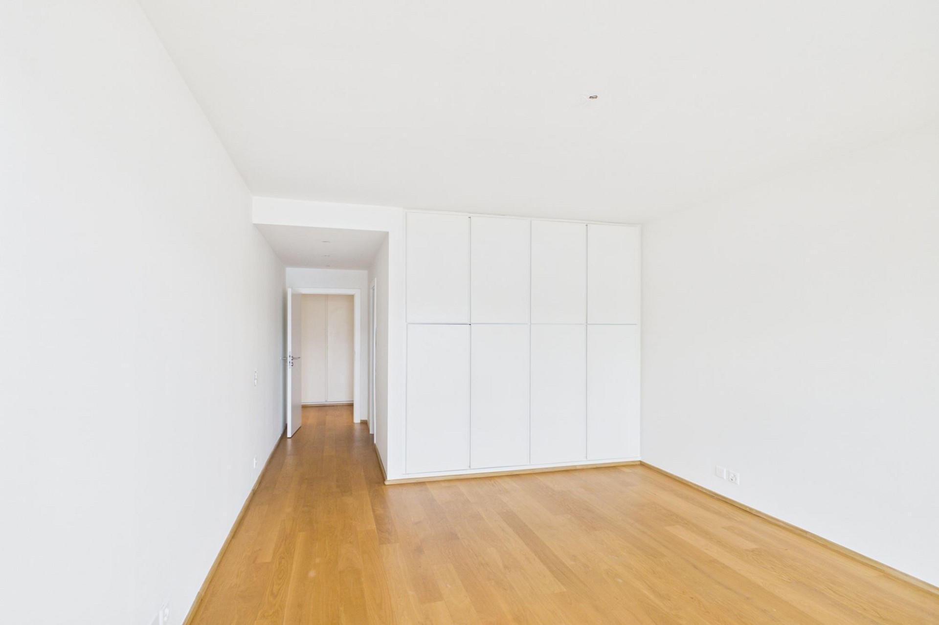 Helles, leeres Schlafzimmer mit Einbauschrank
