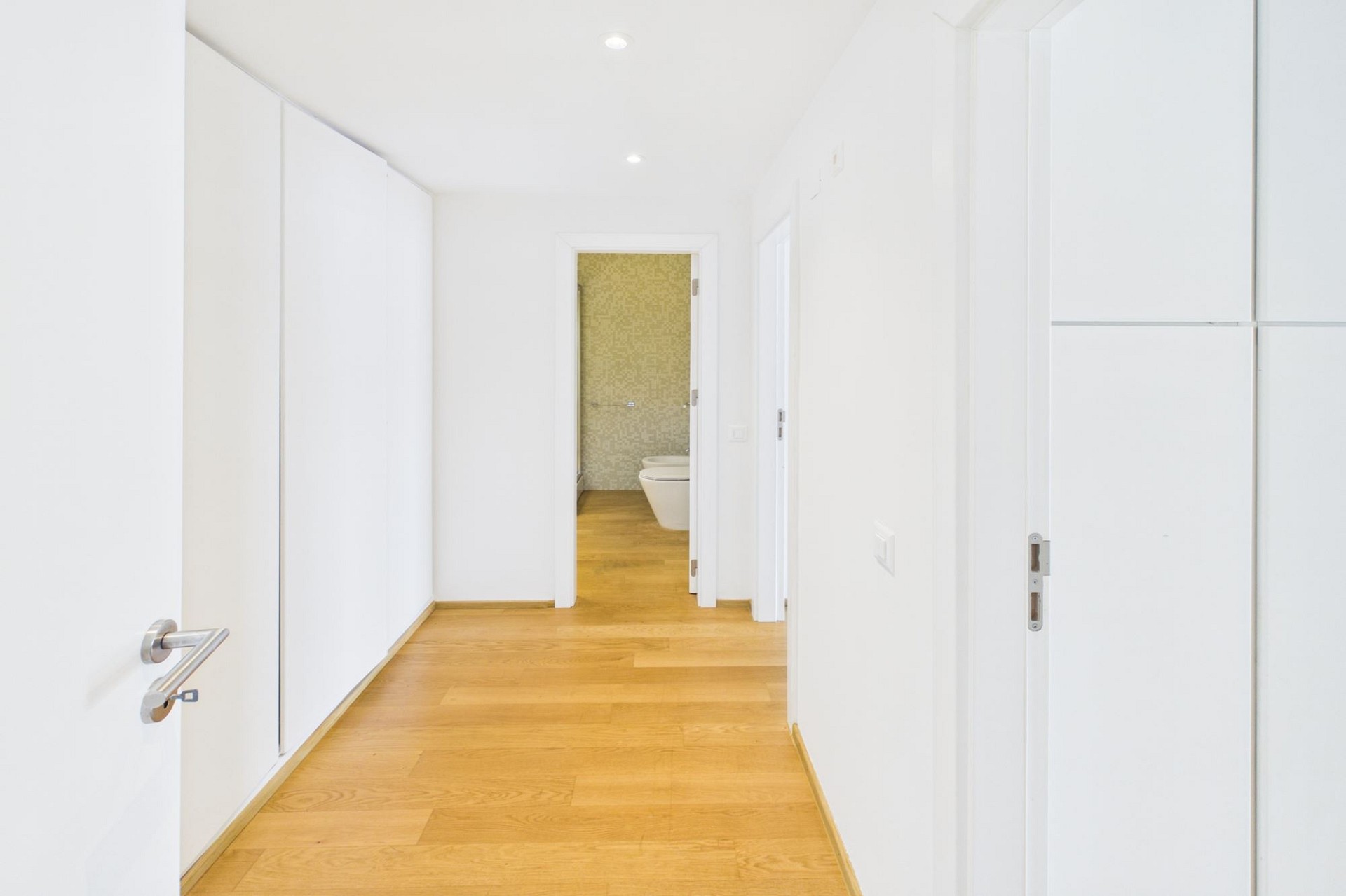 Heller Flur mit Blick ins Badezimmer