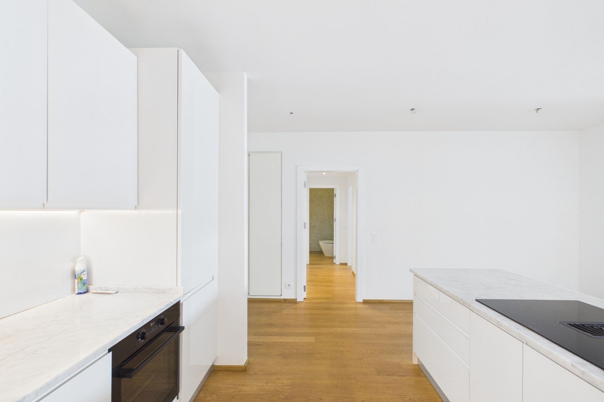 Moderne, helle Küche mit Flurblick