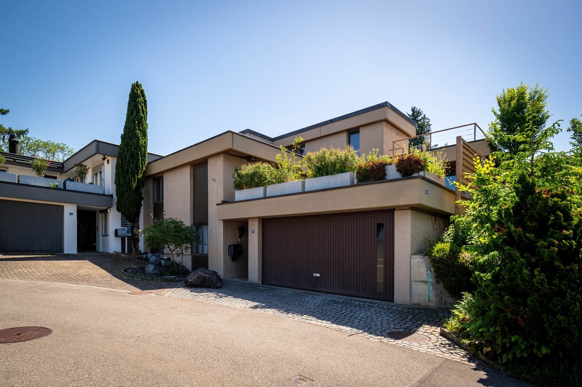Modernes Wohnhaus mit Garagenzufahrt