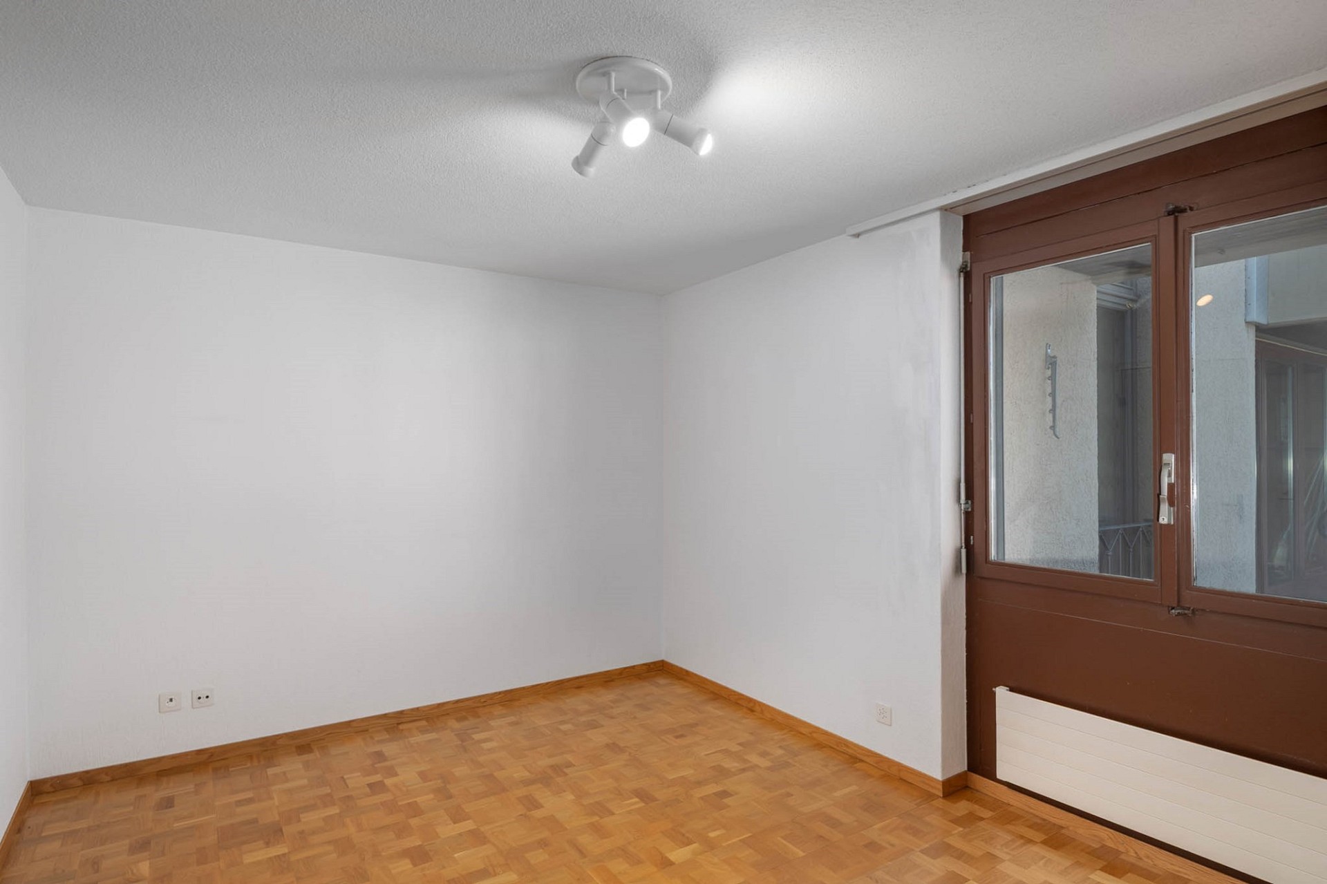 Leerer Raum mit Fensterfront