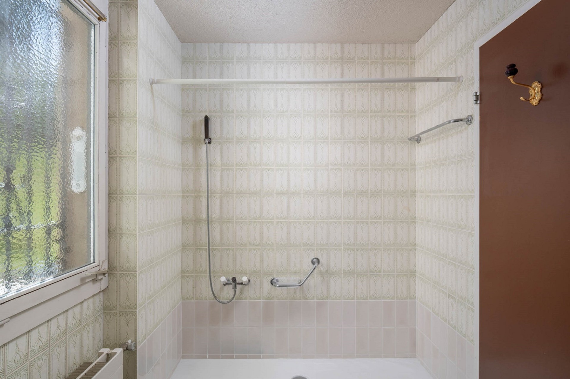 Badezimmer mit Badewanne und Dusche