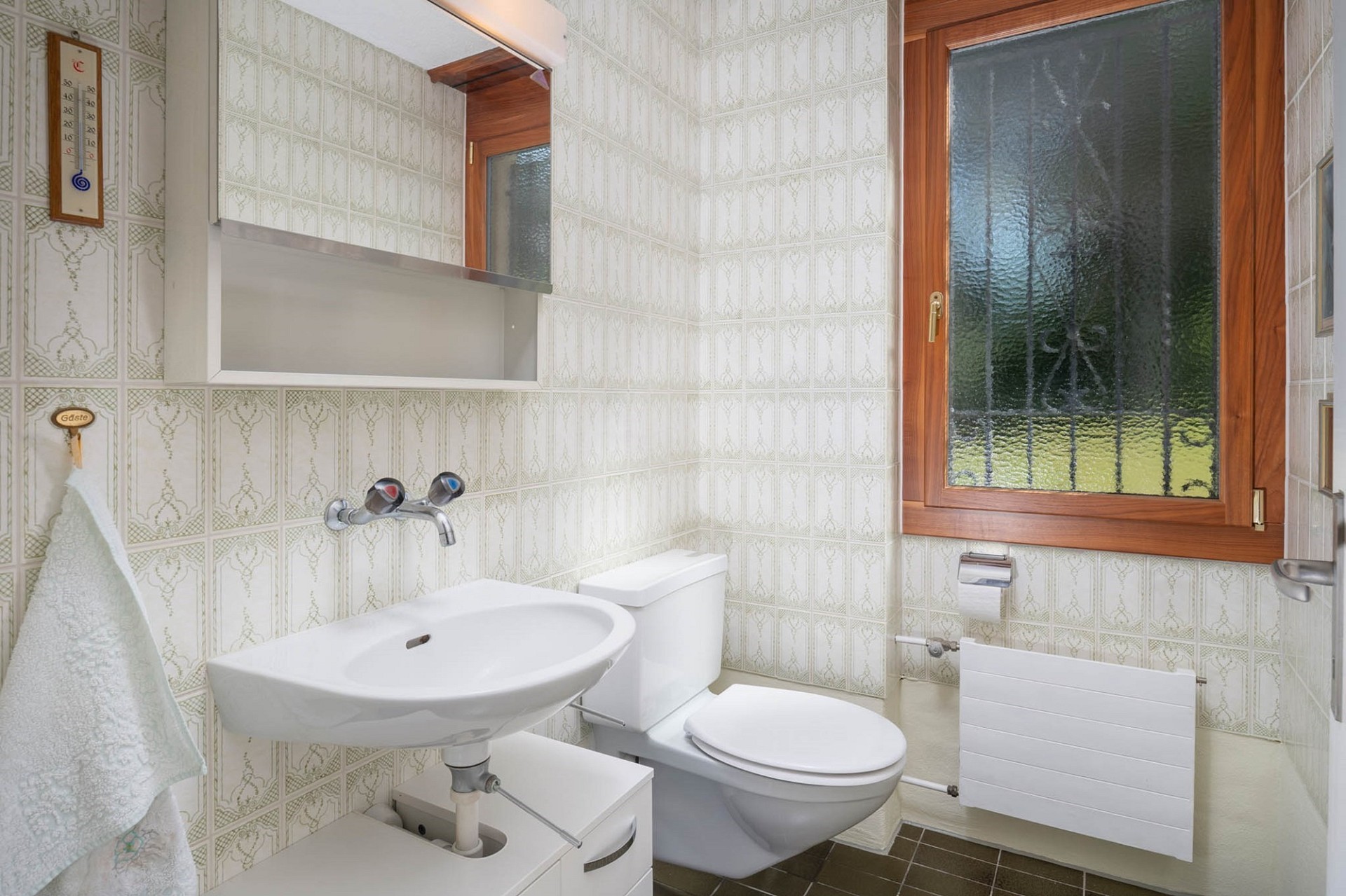 Kleines Gäste-WC mit Waschbecken und WC