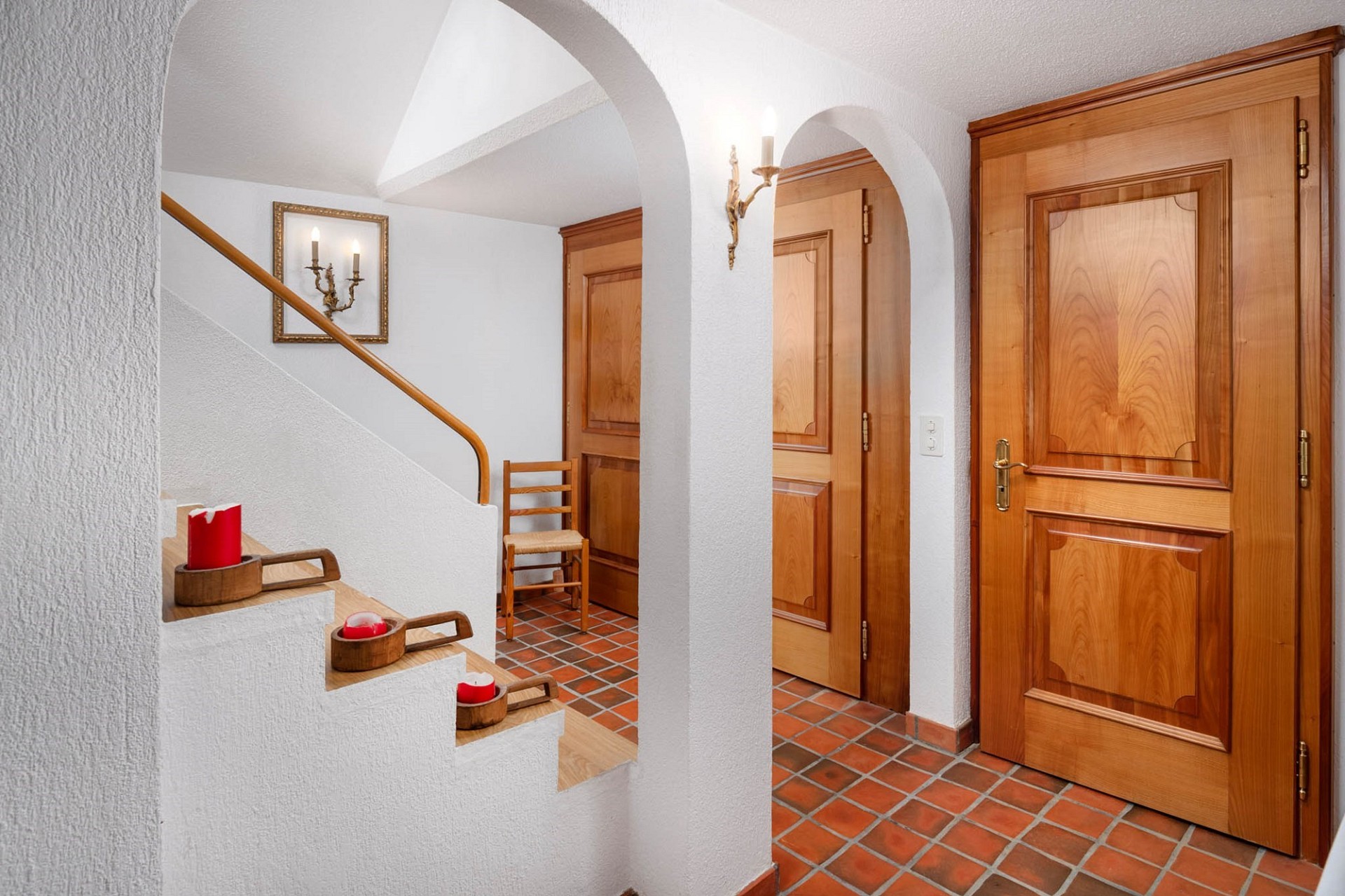 Heller, eleganter Flur mit Holzdetails