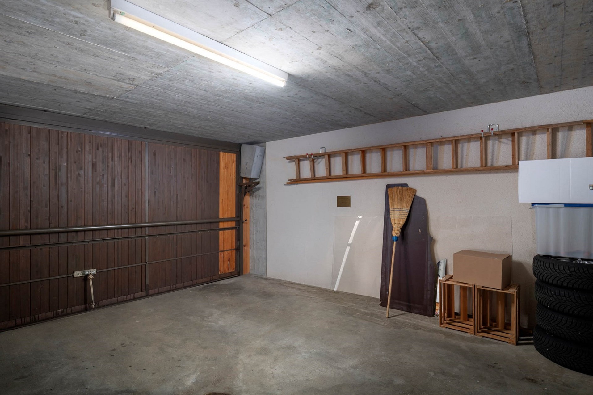 Garage mit Betonoberflächen und gelagerten Gegenständen