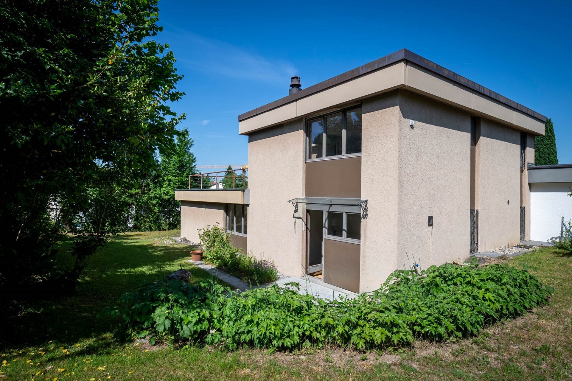 Modernes Haus mit Flachdach und Gartenansicht