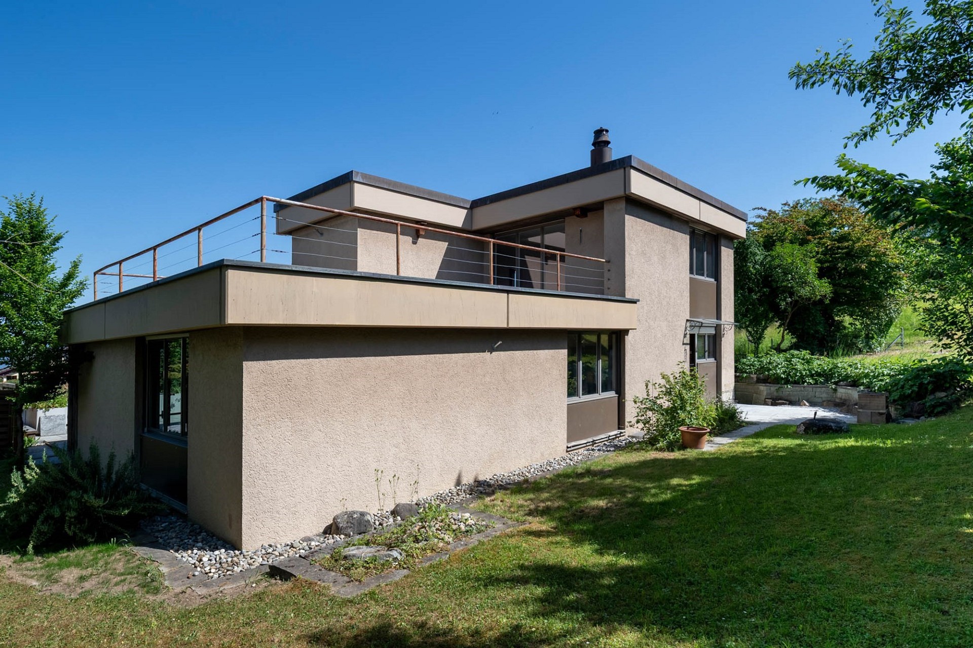 Moderne Außenansicht eines Einfamilienhauses mit Dachterrasse
