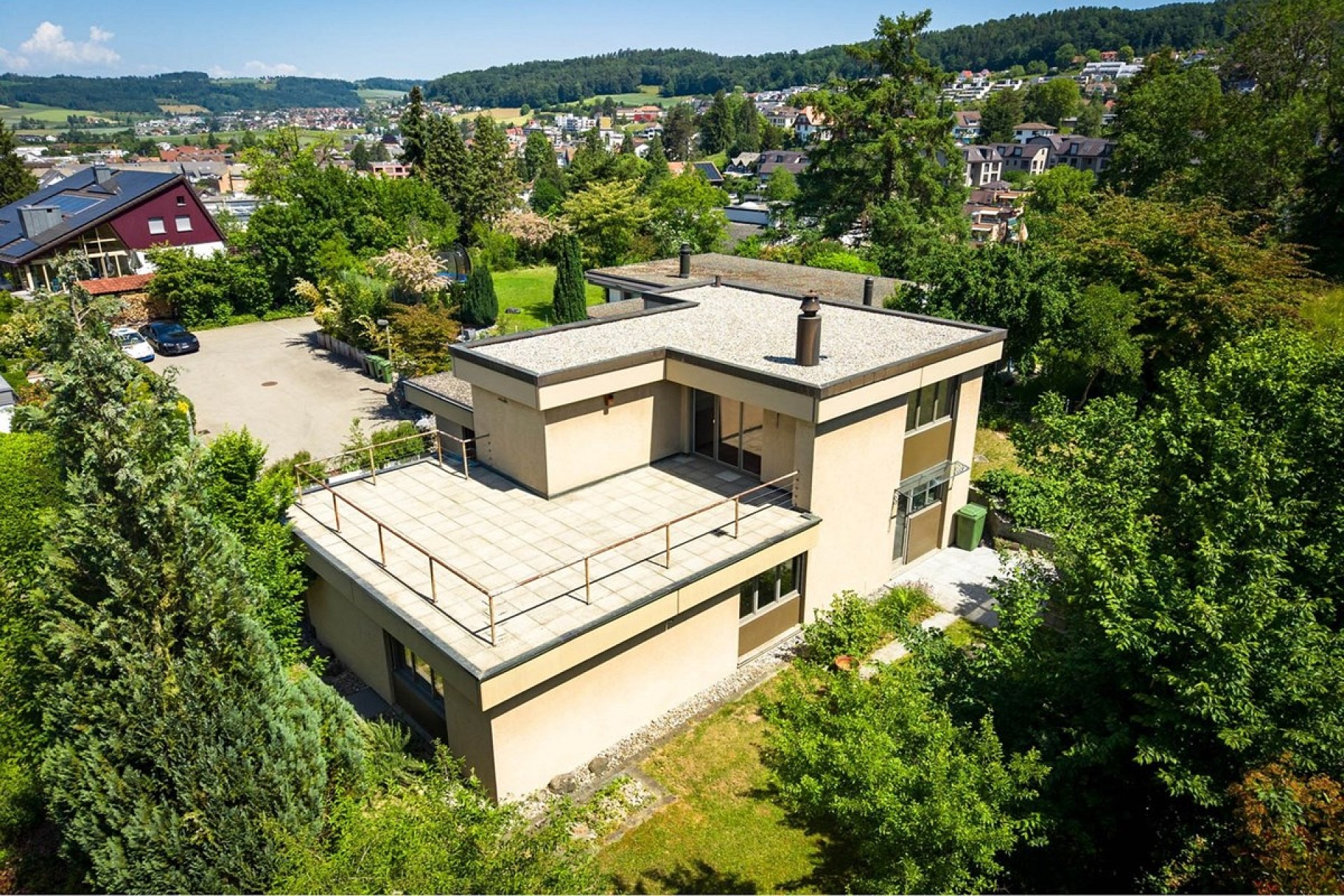 Luftaufnahme eines modernen Einfamilienhauses mit Dachterrasse