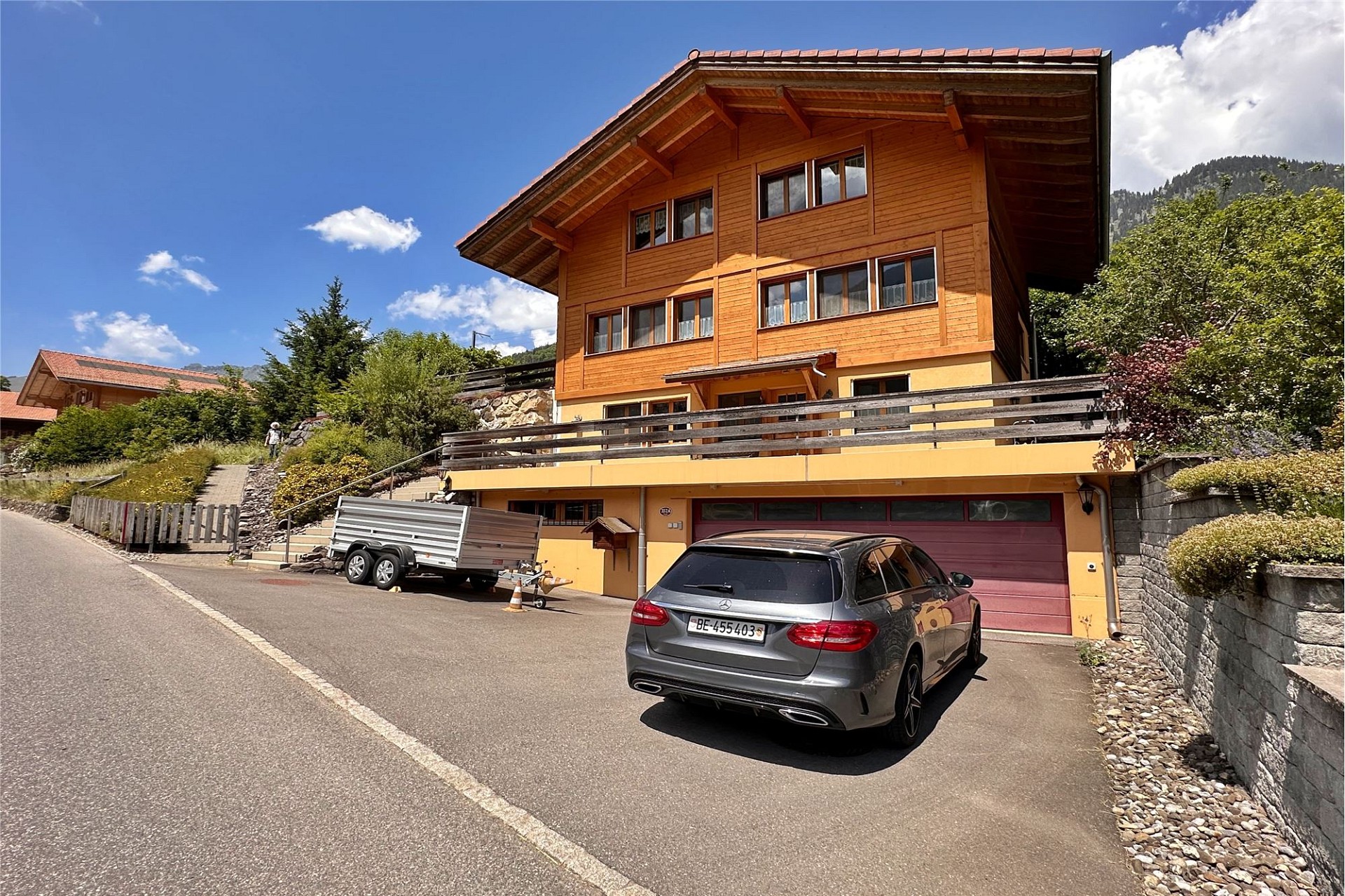 Berghaus mit Holzfassade und Garage