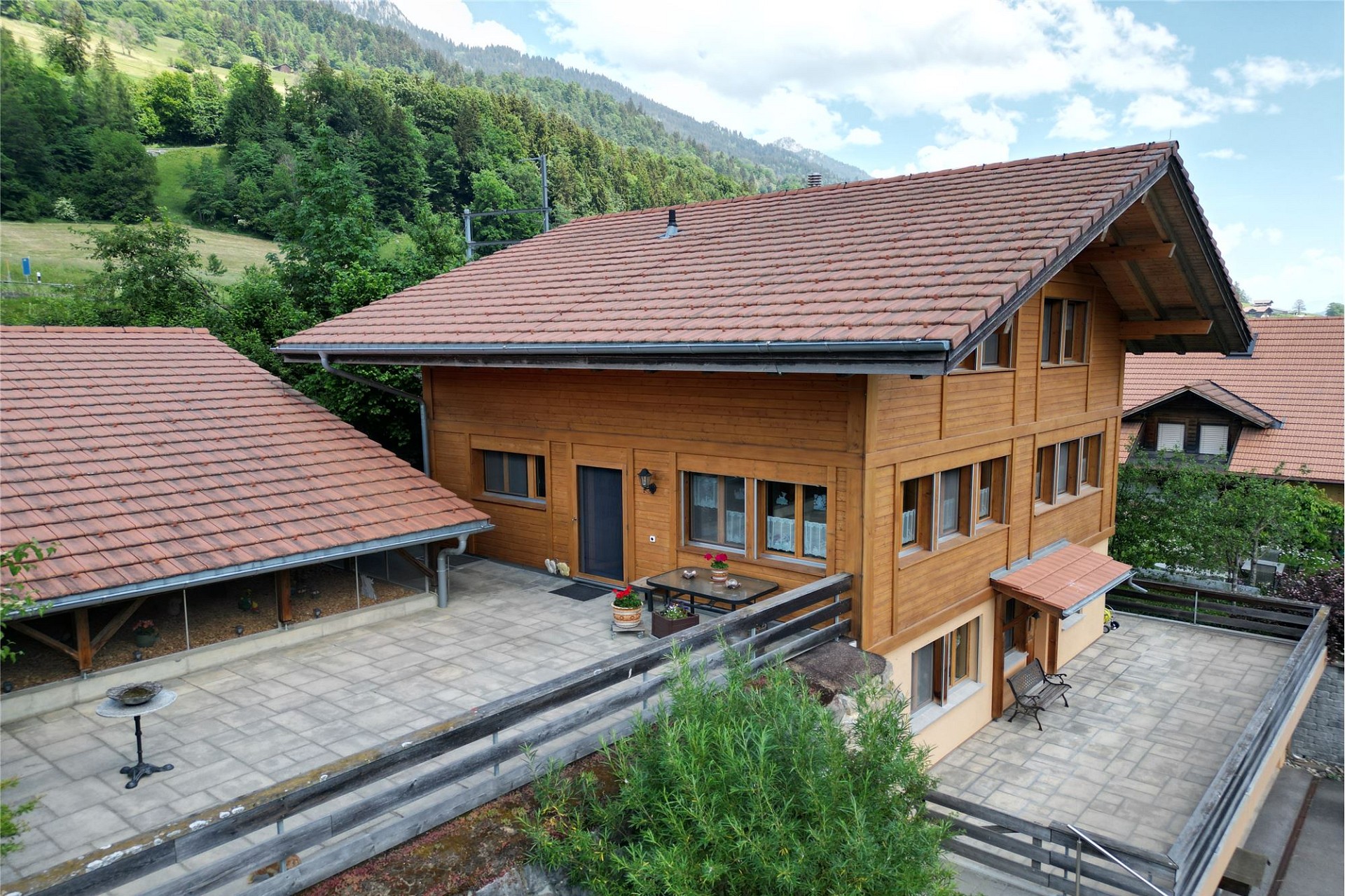 Alpenhaus mit Holzfassade und Terrassen