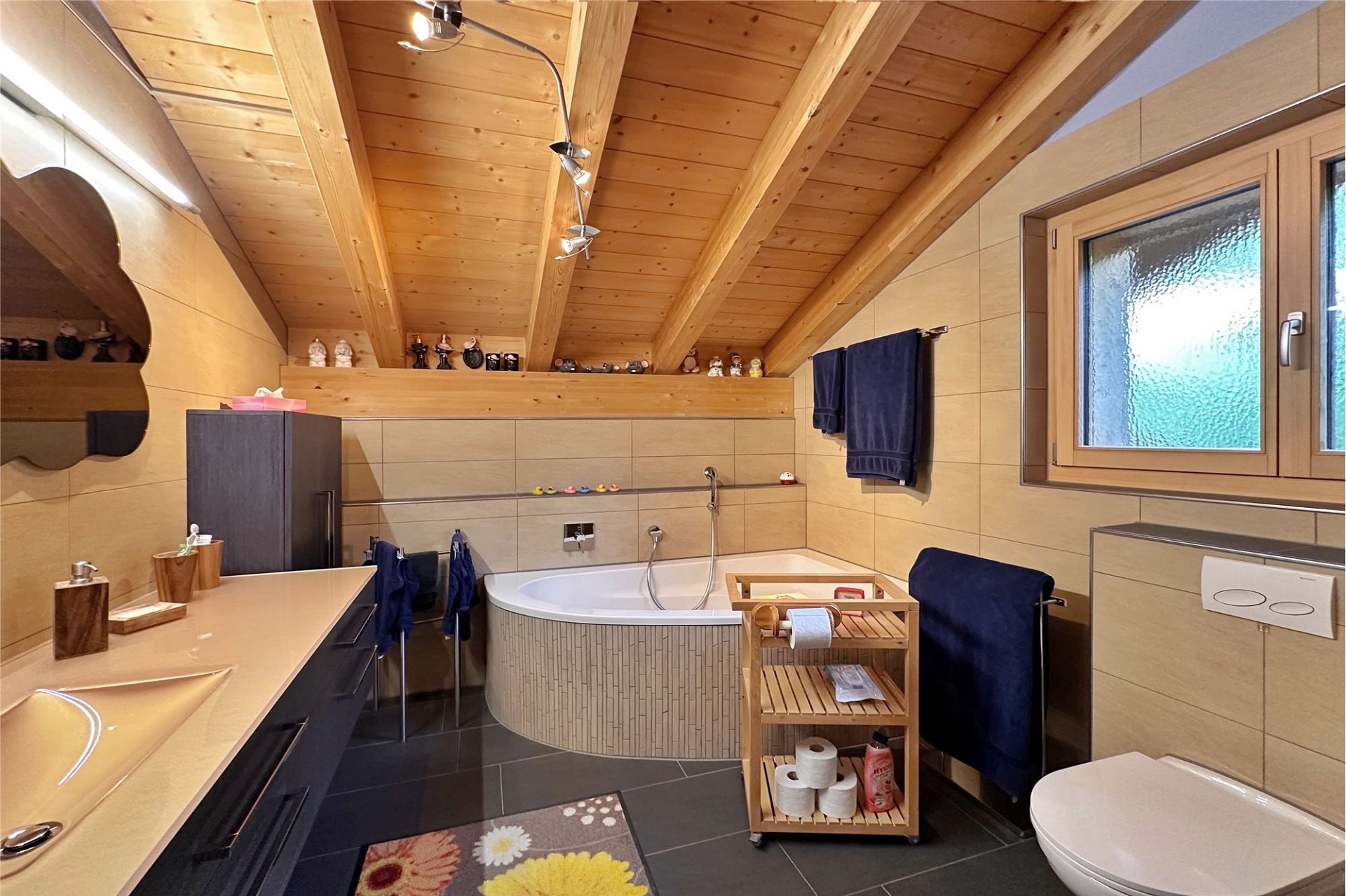Dachbad mit Holzdecke und Badewanne