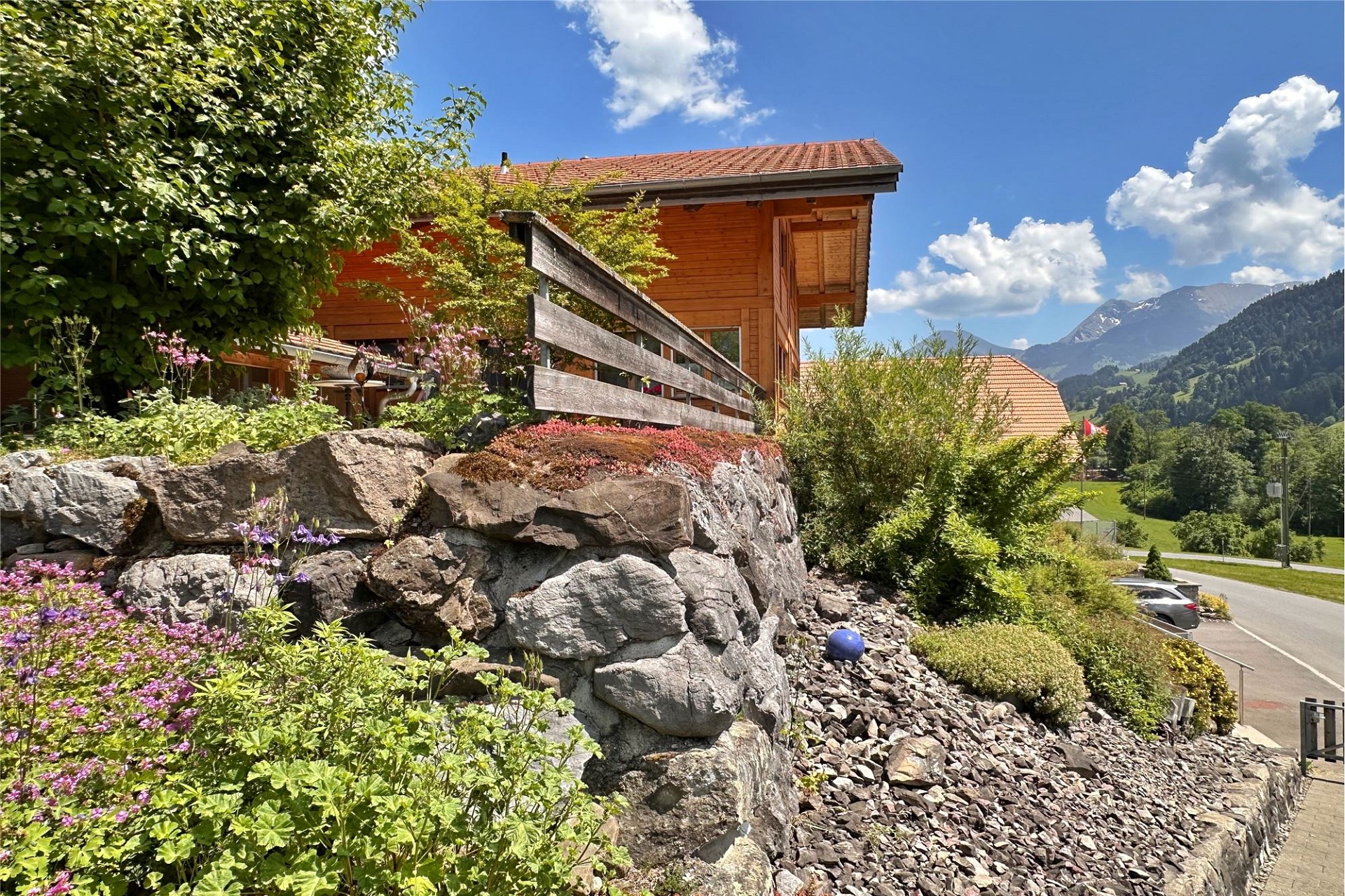 Alpenhaus mit Garten und Bergblick
