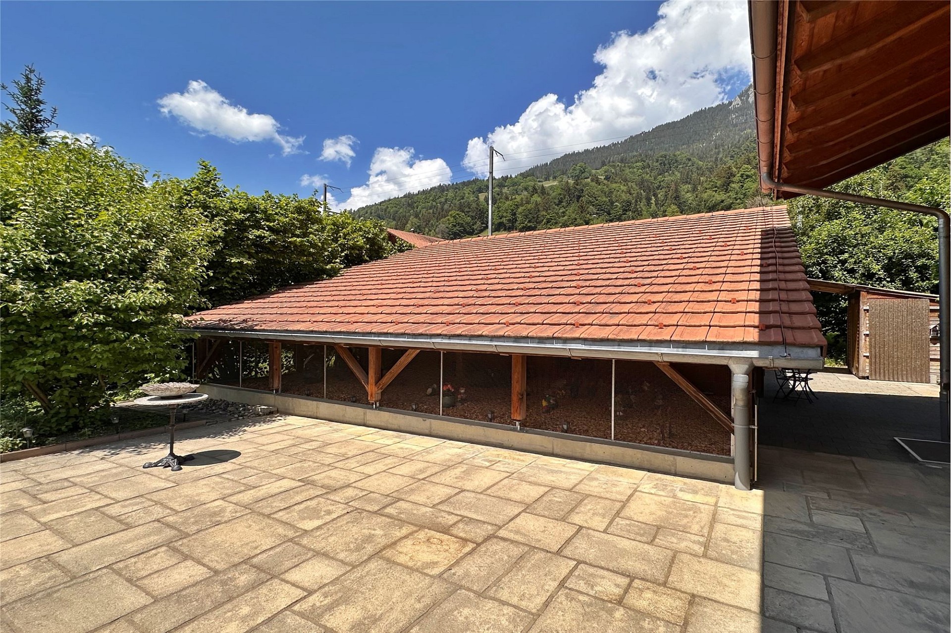 Terrasse mit bergigem Ausblick