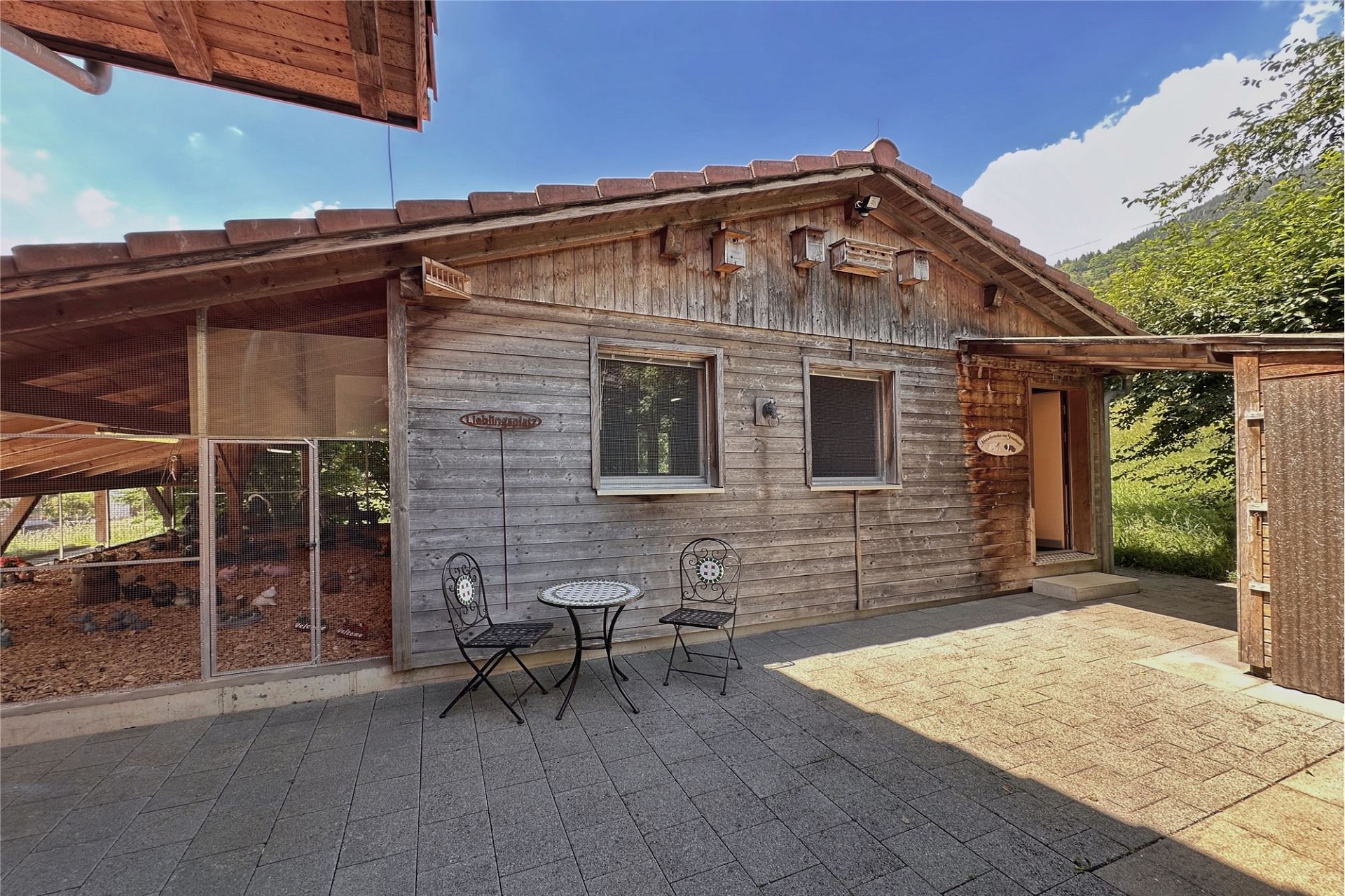 Rustikale Holzfassade mit überdachter Terrasse