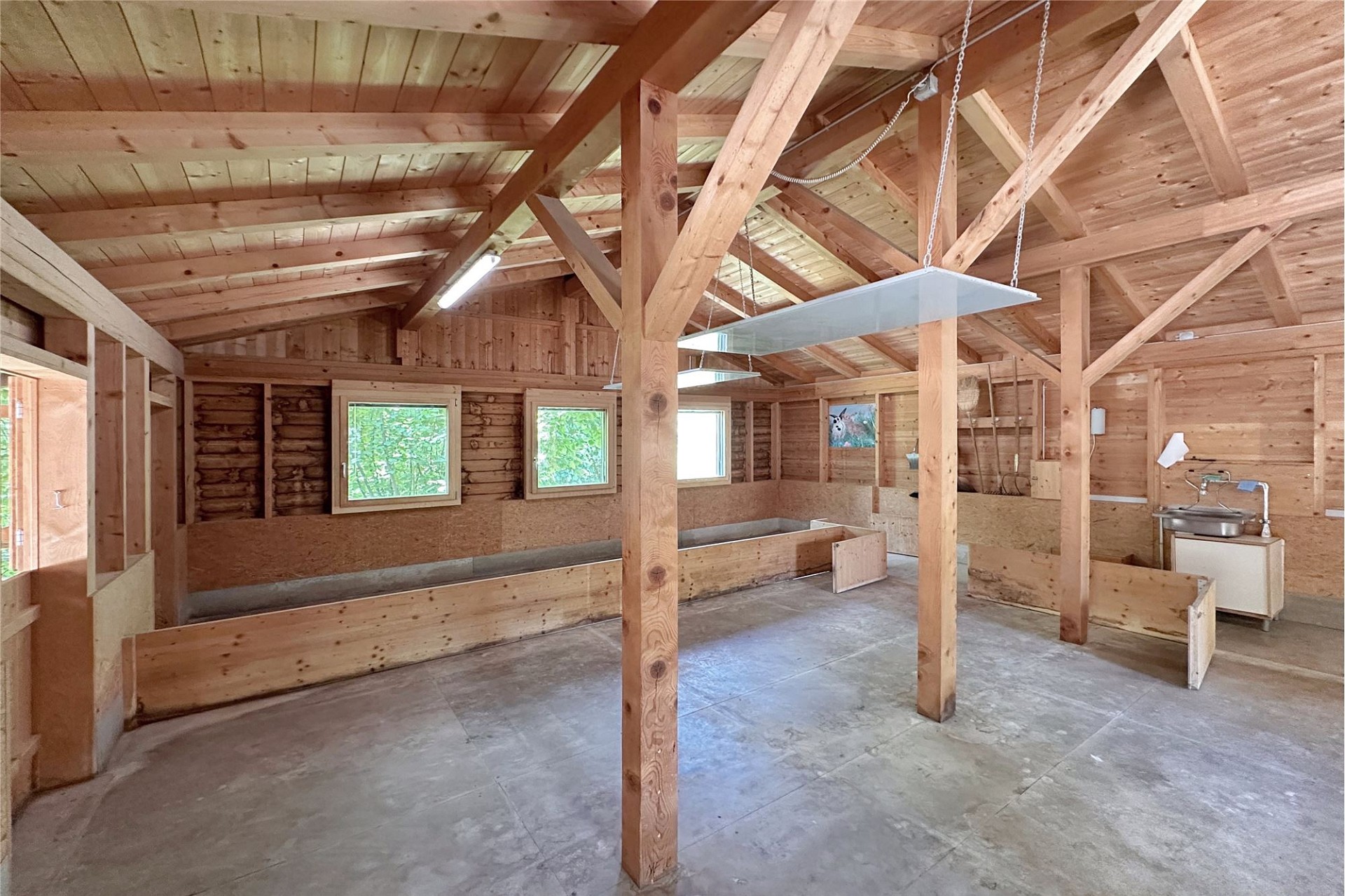 Rustikaler Innenraum mit Holzstruktur