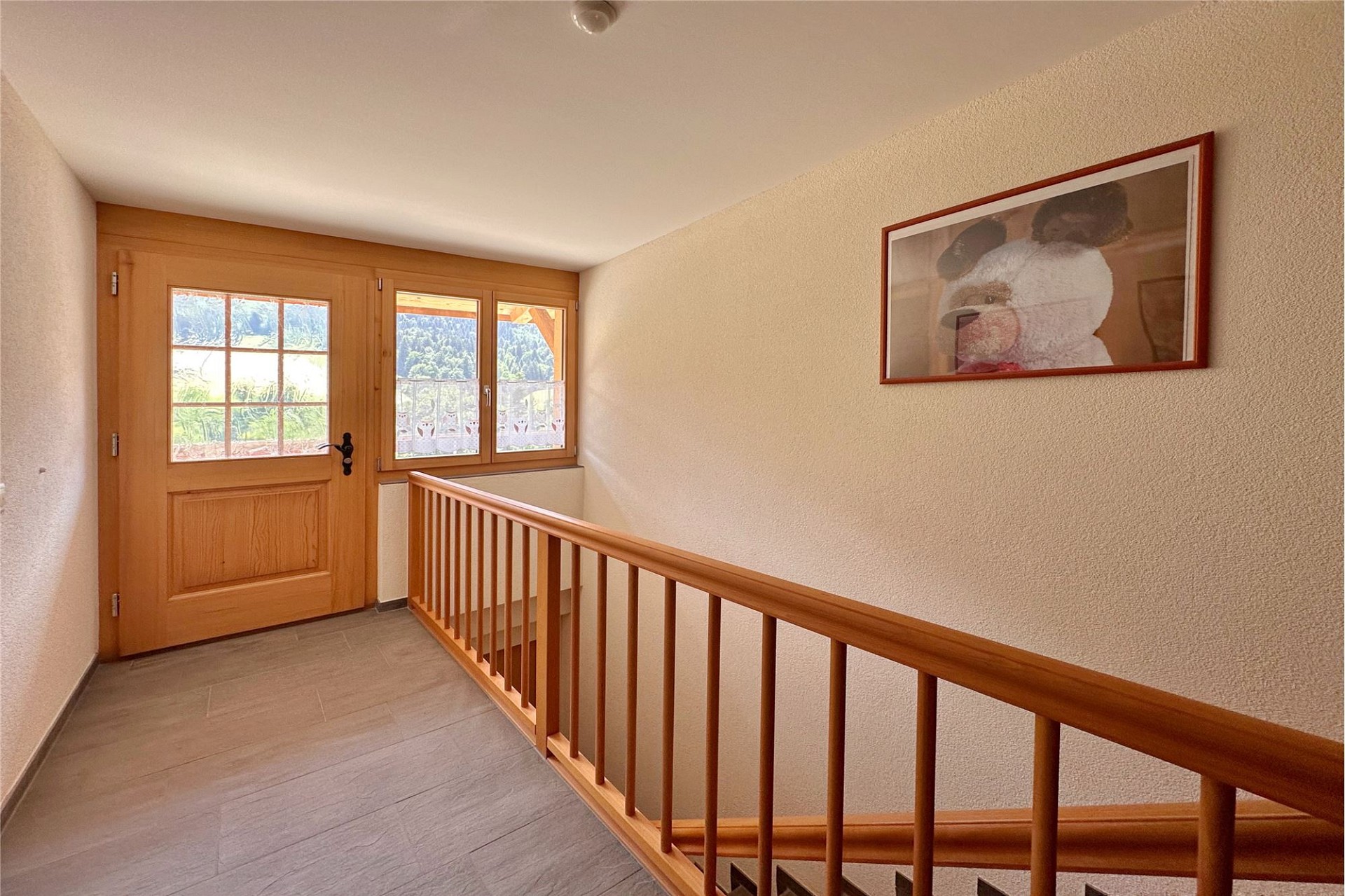 Flur mit Treppe und Holztür