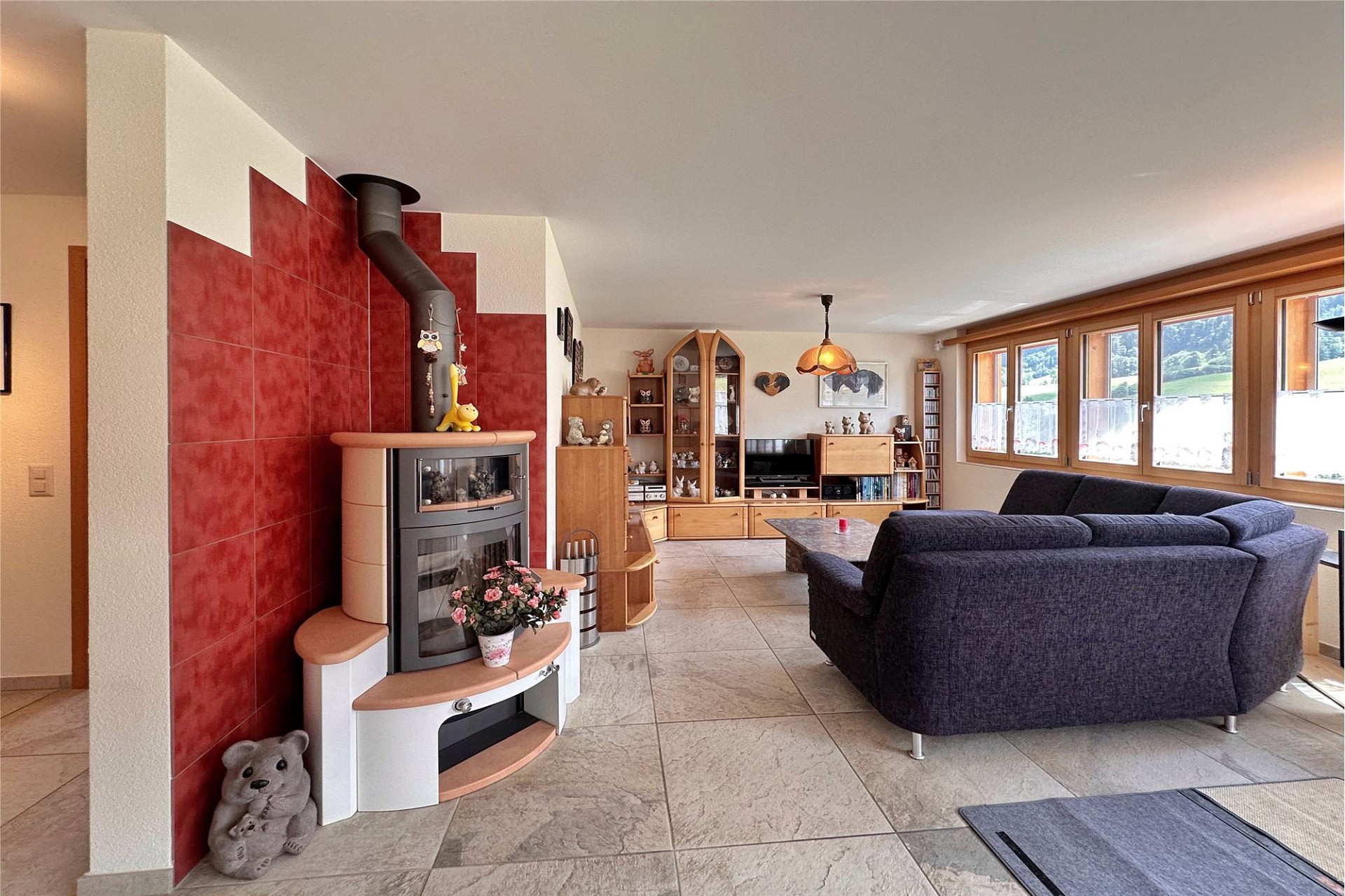 Wohnzimmer mit Kamin und Panoramafenstern
