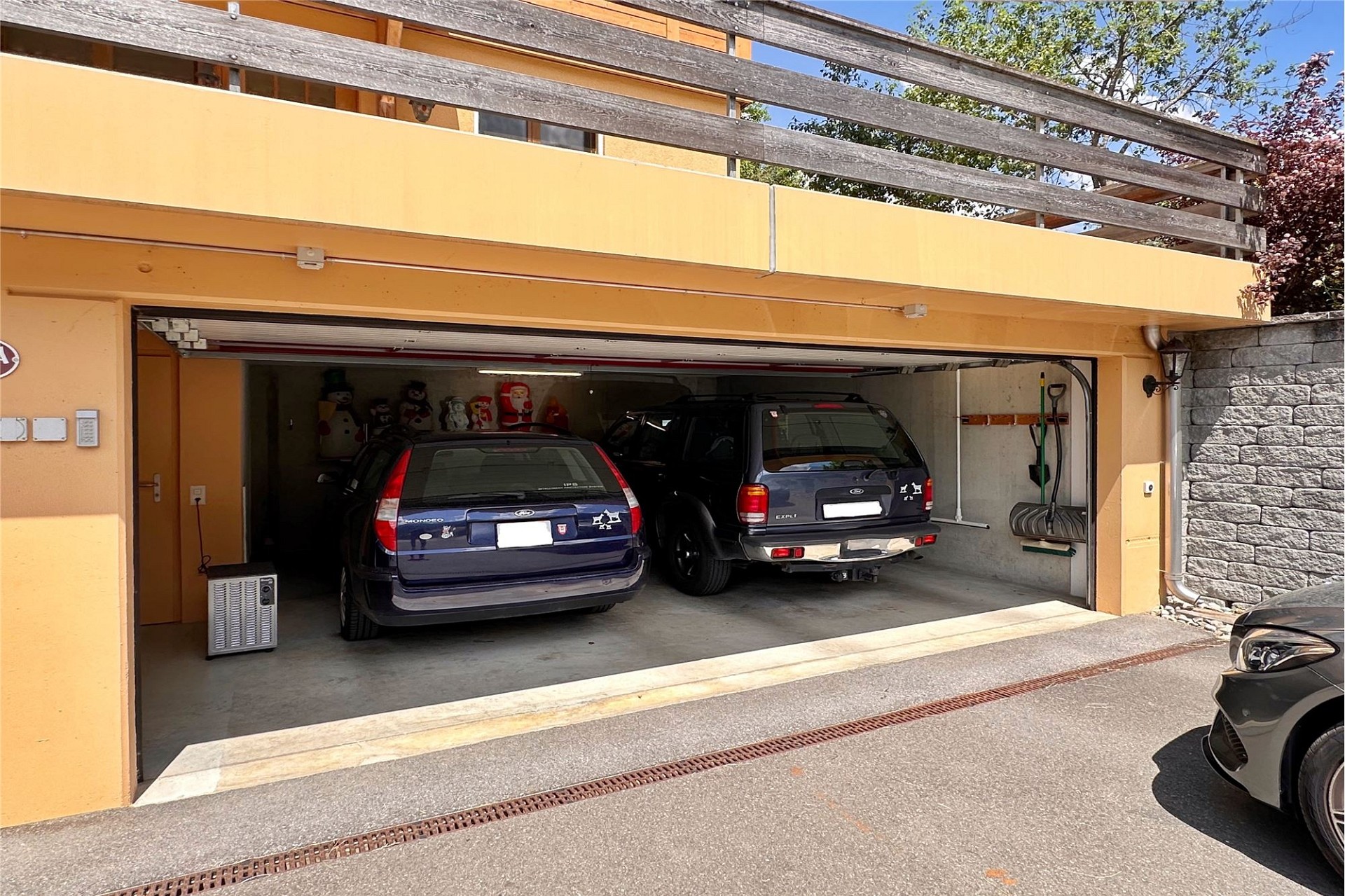 Doppelgarage mit geöffneter Sektionaltoröffnung