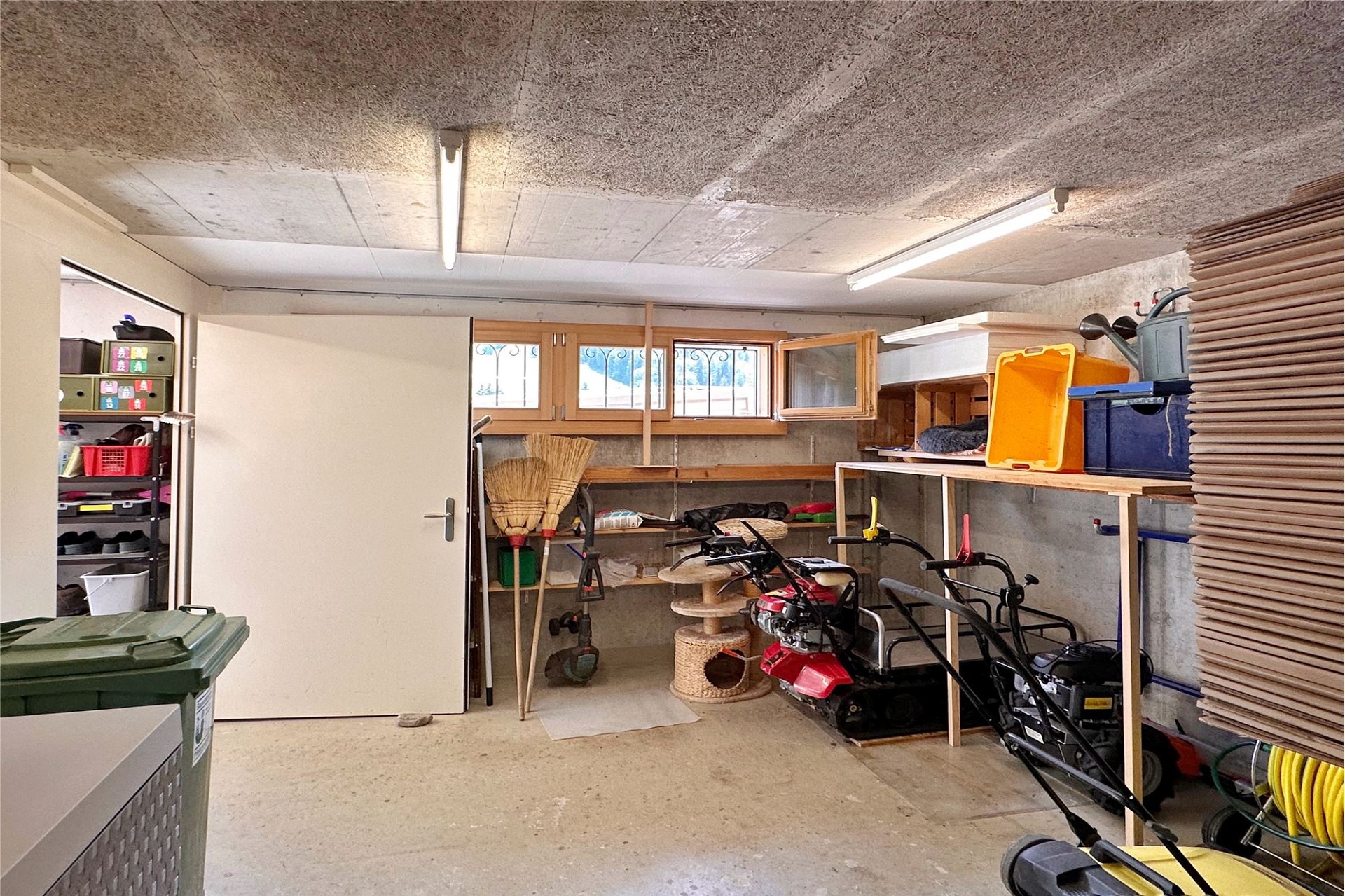 Aufgeräumter Hobby- bzw. Lagerraum in einer Garage