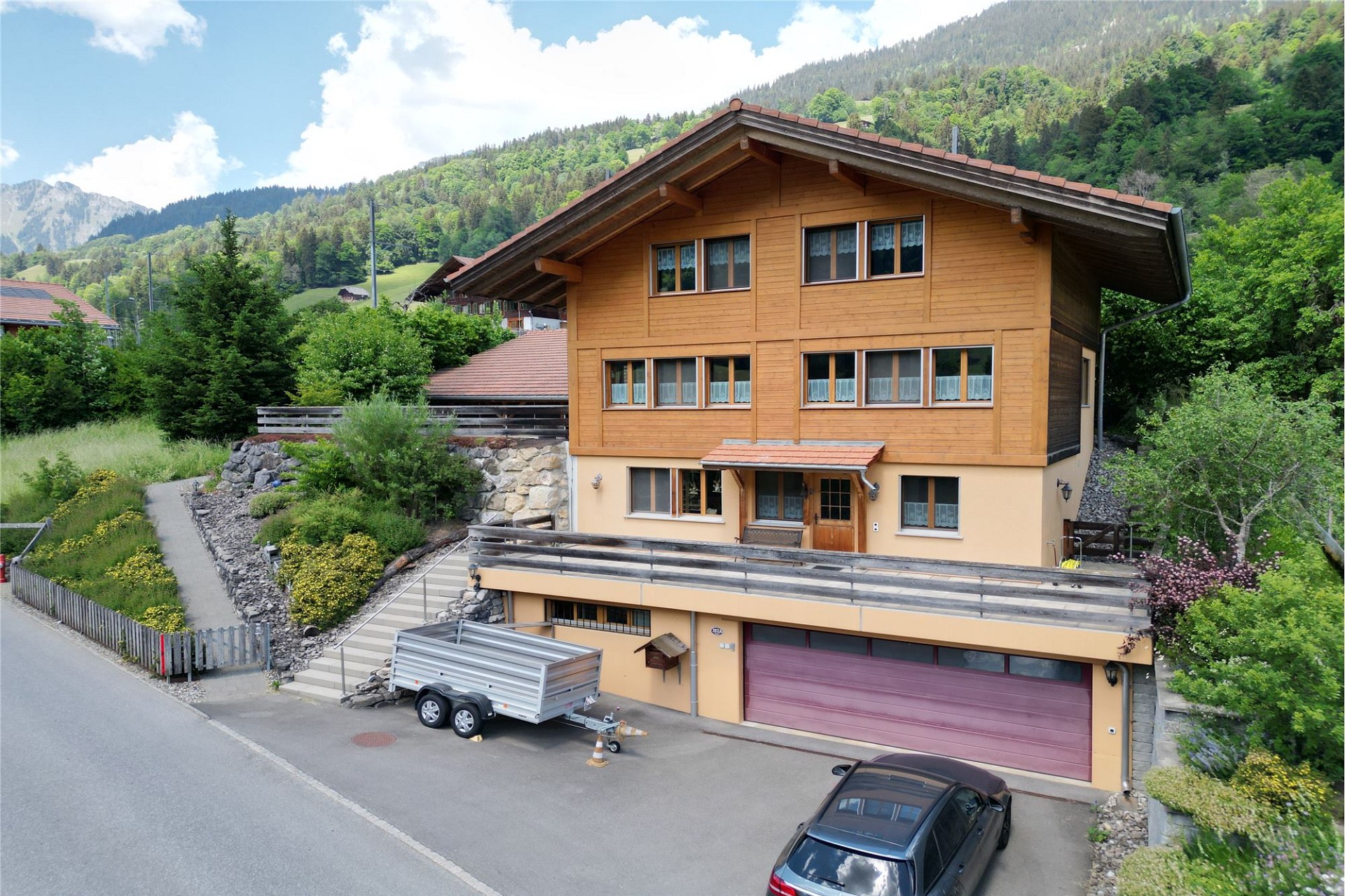 Alpines Holzhaus mit Garage