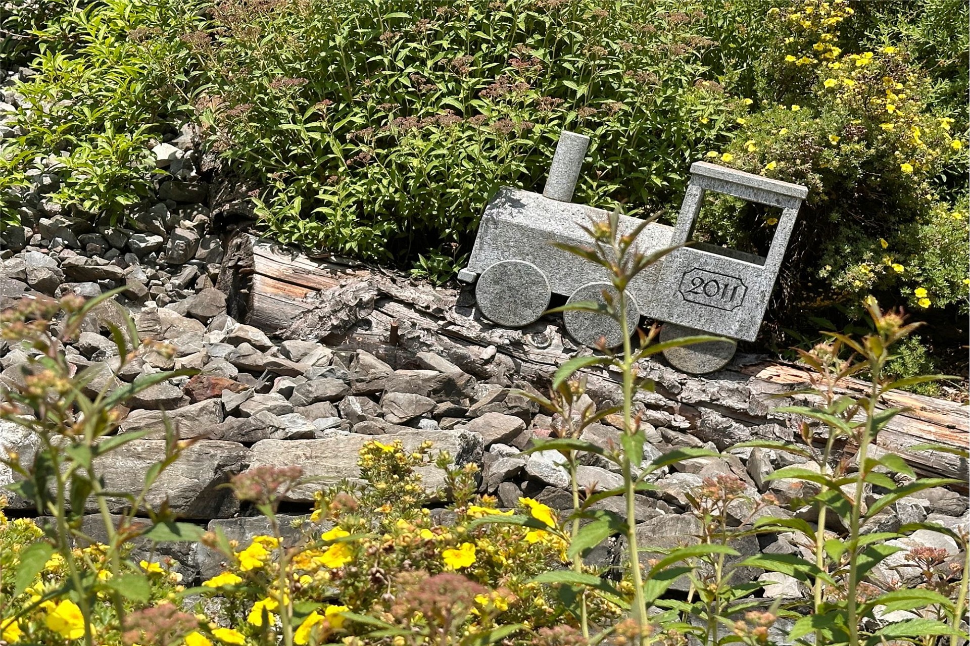 Garten mit dekorativer Steinzuganlage