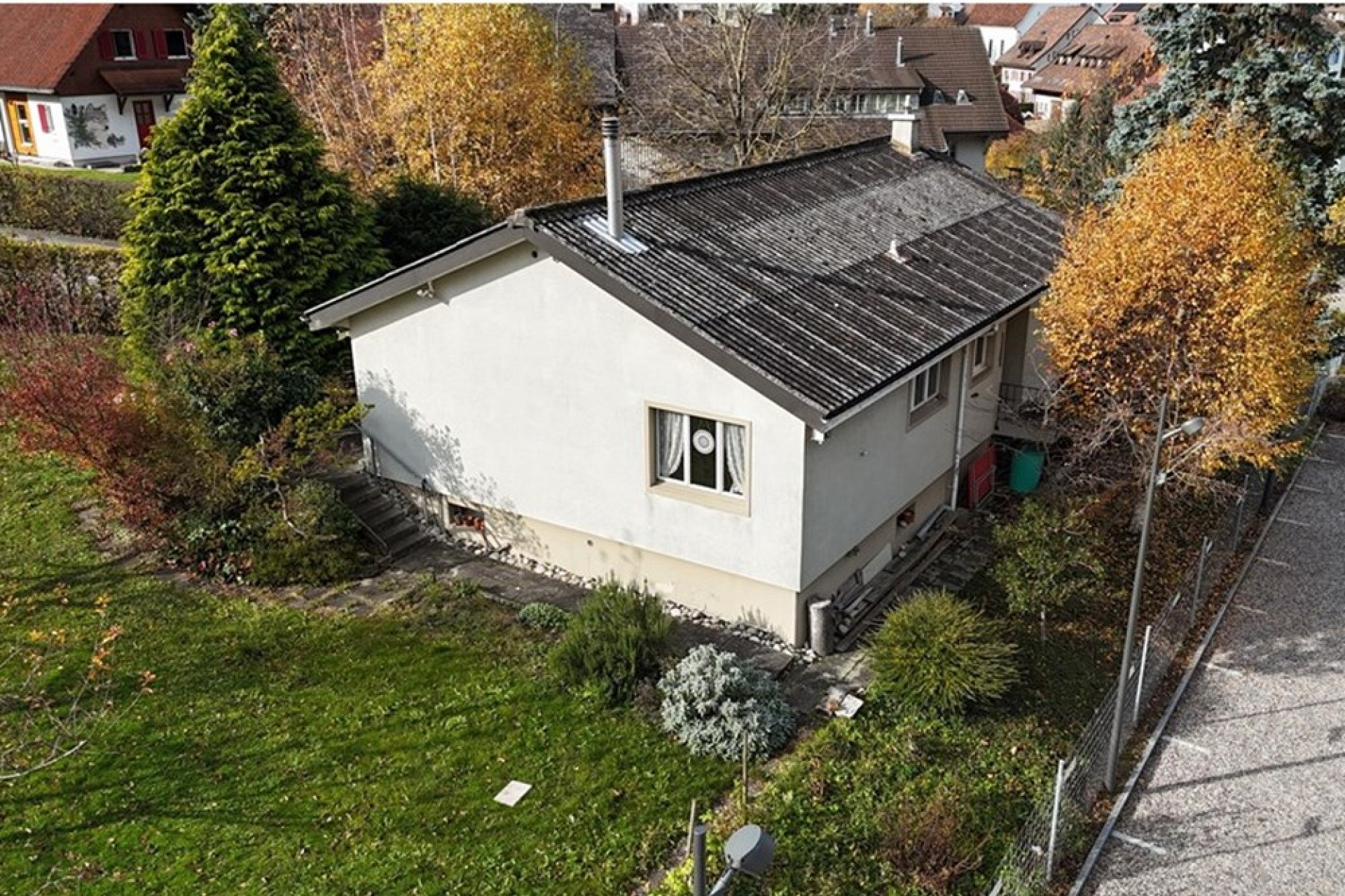 Wohnhaus mit Garten und Satteldach
