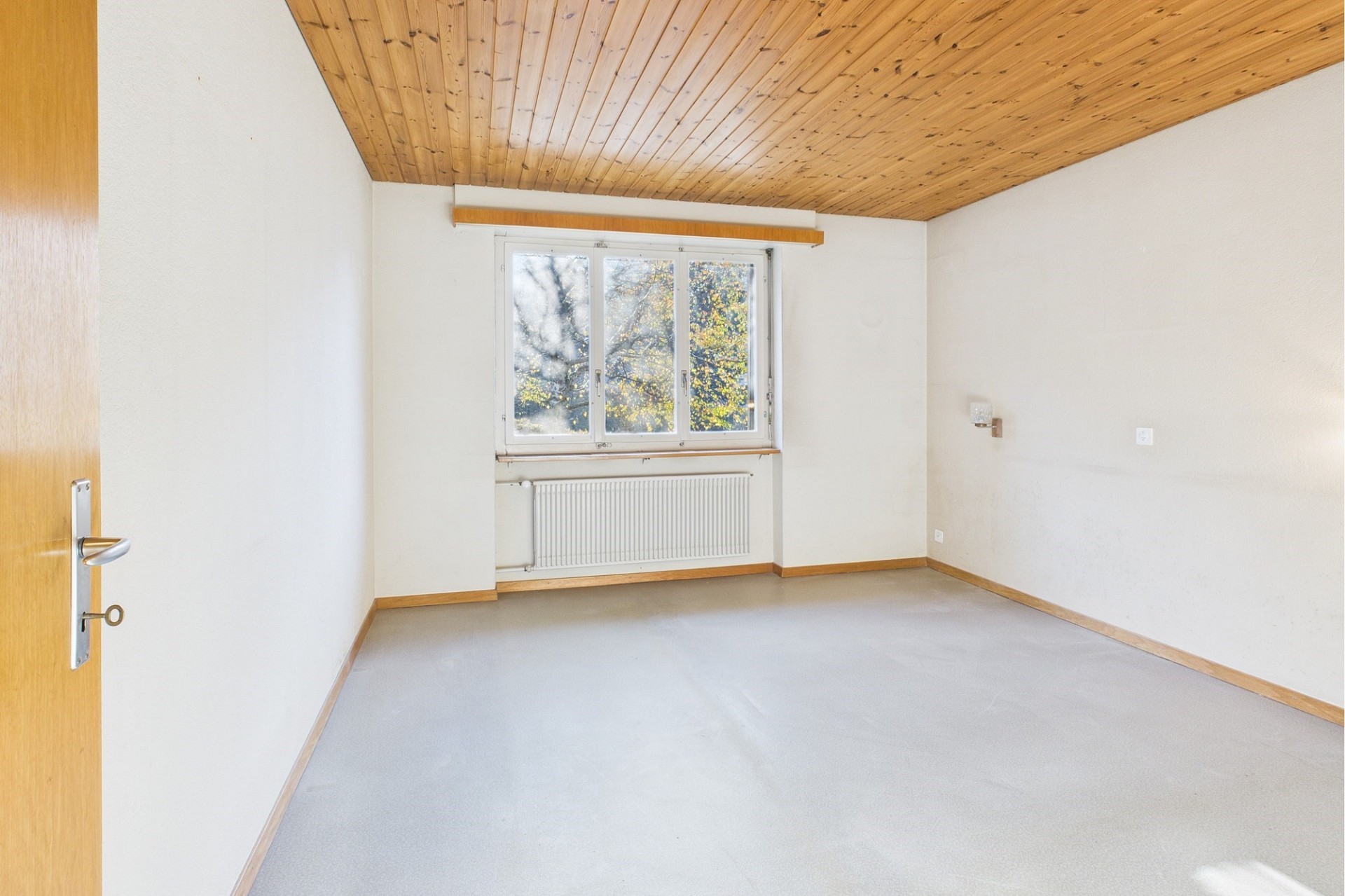 Leerer Raum mit Holzdecke