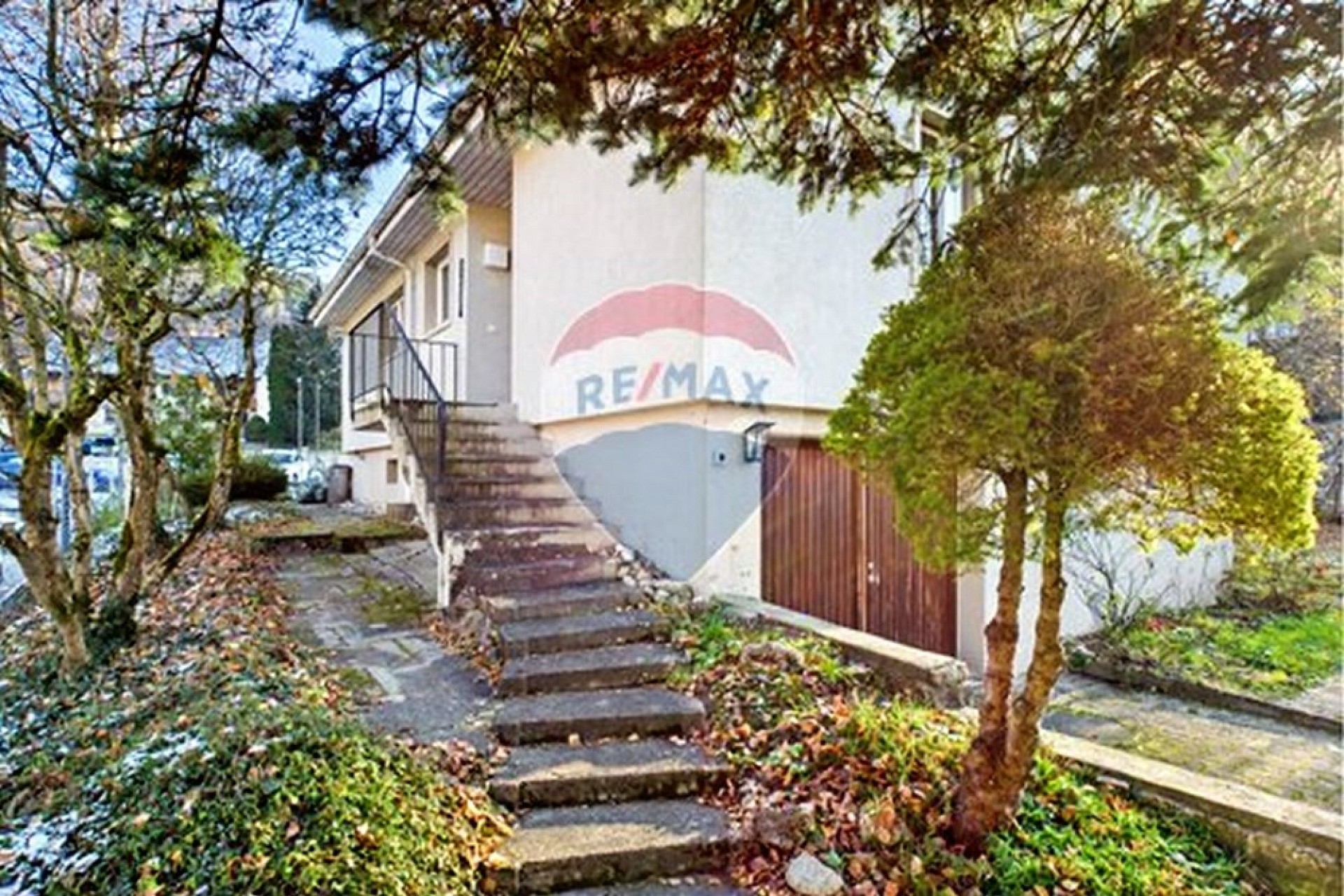 Außenansicht eines Wohnhauses mit Treppe und Garten