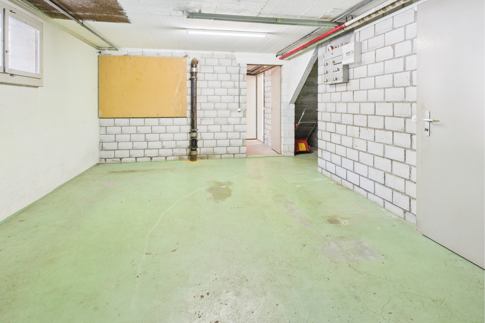 Kellerraum mit Treppen- und Technikbereich