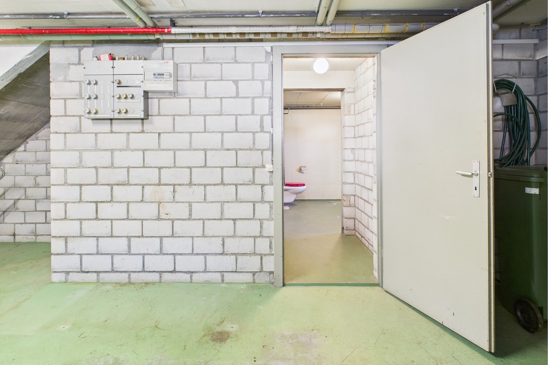 Kellerraum mit Technik und WC